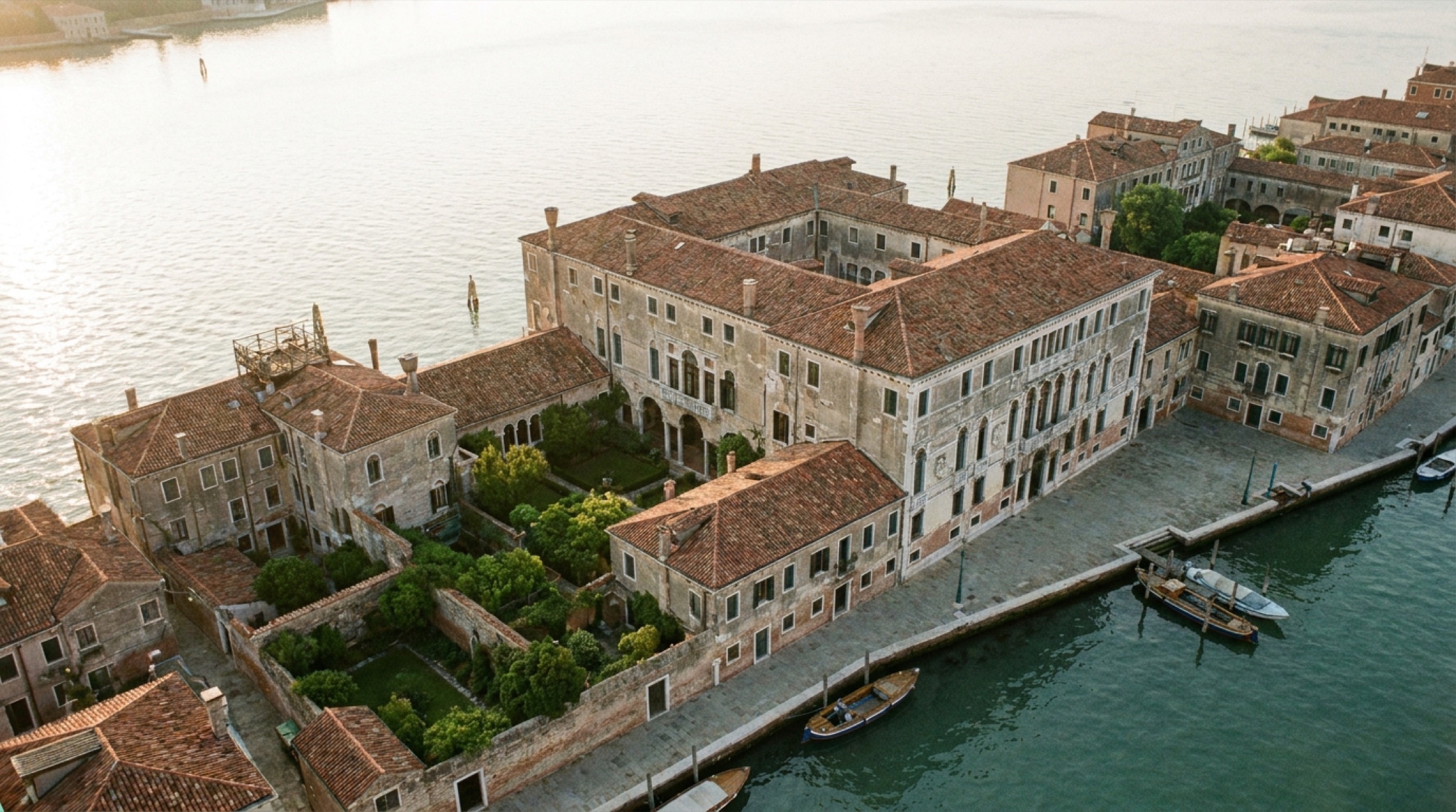 Giudecca adasında Airelles Palladio Venezia'nın bahçesi ve tarihi palazzo kompleksi, sabah ışığında