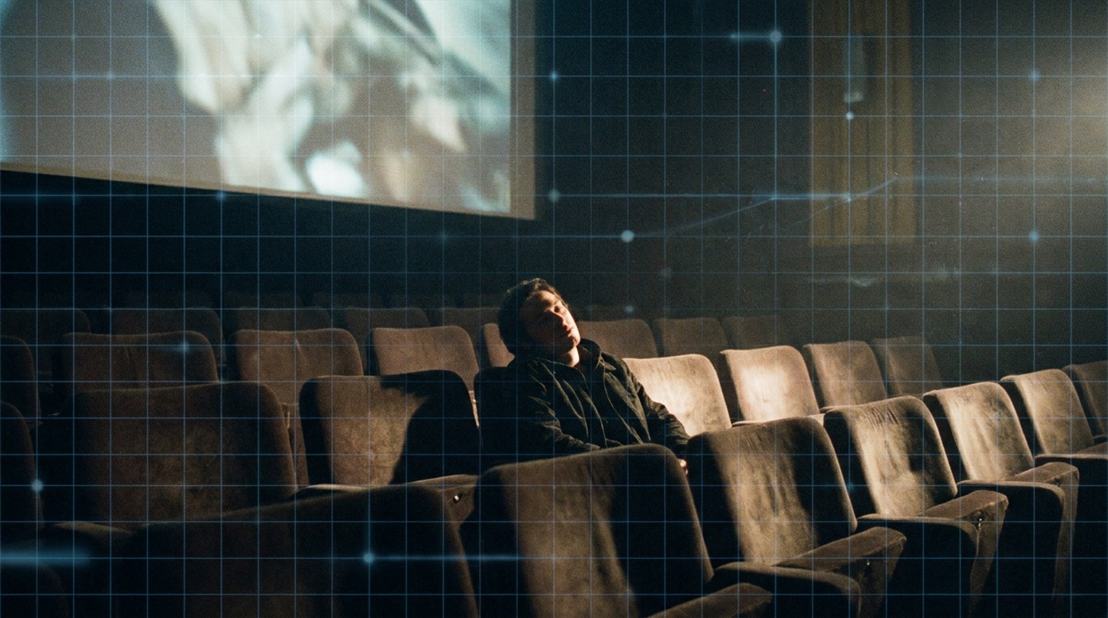 Karanlık bir sinema salonunda, perdeden yansıyan ışıkla aydınlanan bir izleyici; üzerinde, görünmez bir algoritmanın ağını simgeleyen çizgiler.