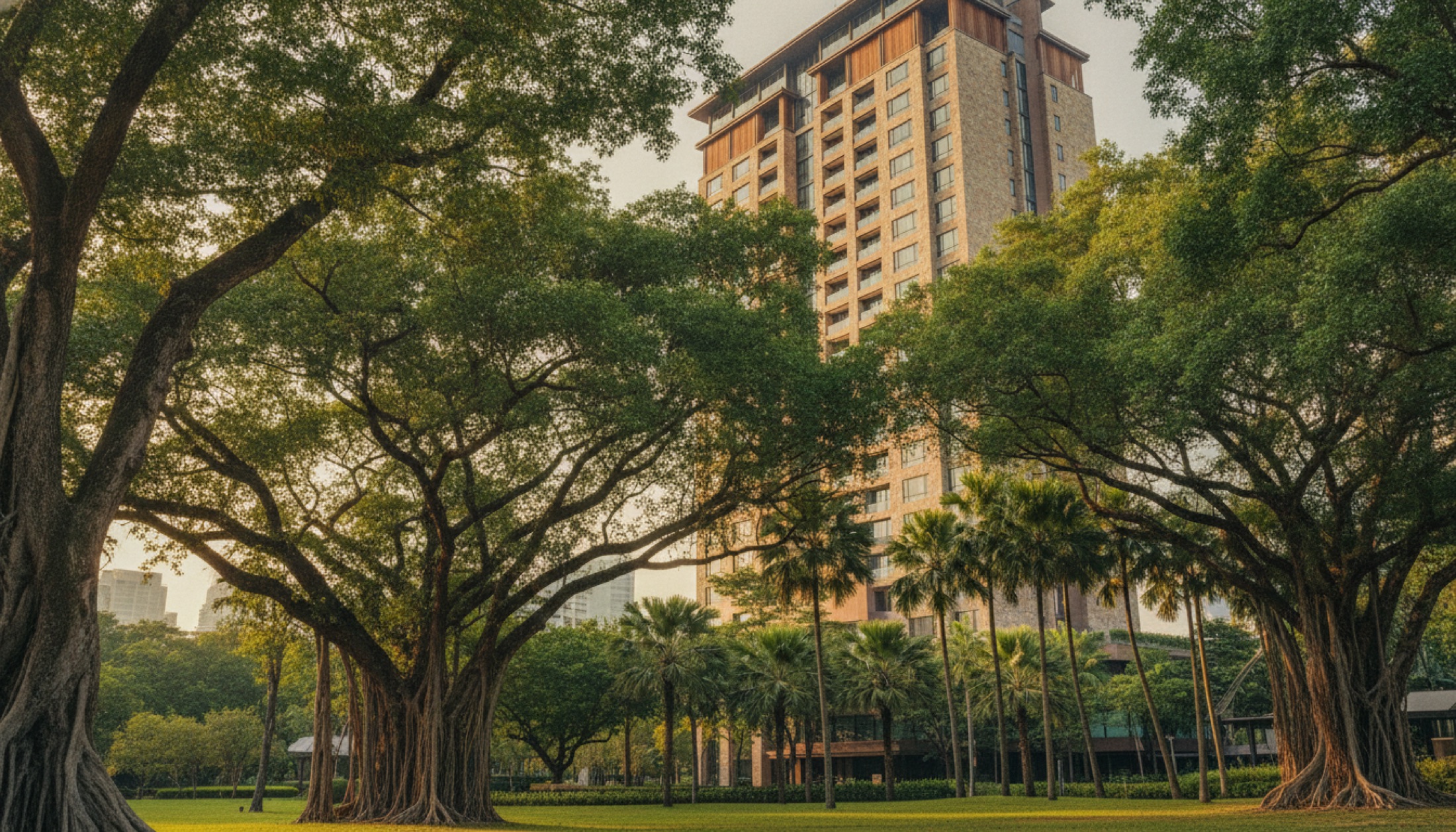 Nai Lert Parkı'nın tropikal yeşilliği içinde yükselen Aman Nai Lert Bangkok'un dış cephesi