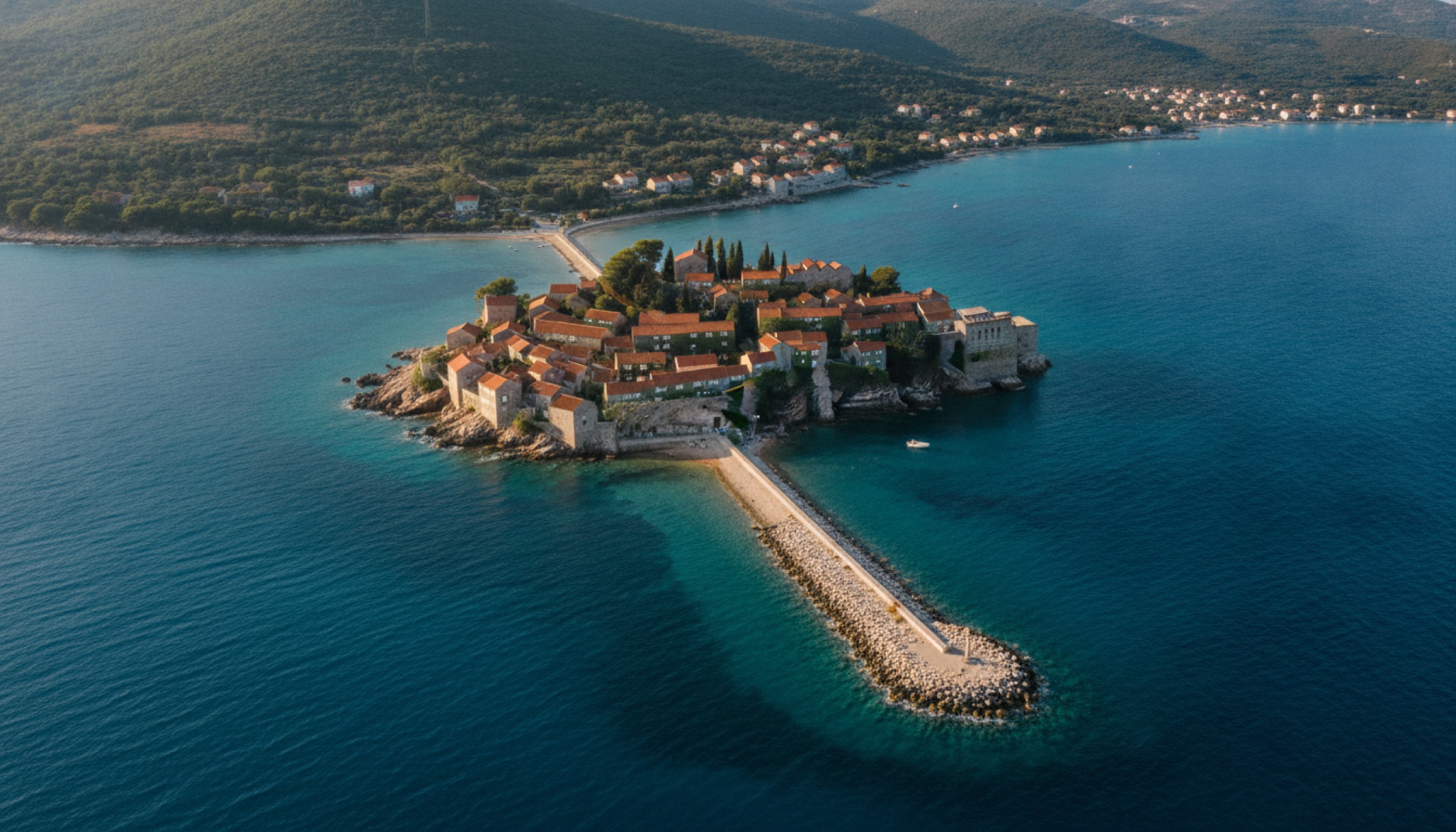 Adriyatik kıyısında ince bir setle anakaraya bağlı, kırmızı çatılı taş evlerden oluşan Sveti Stefan adacığı