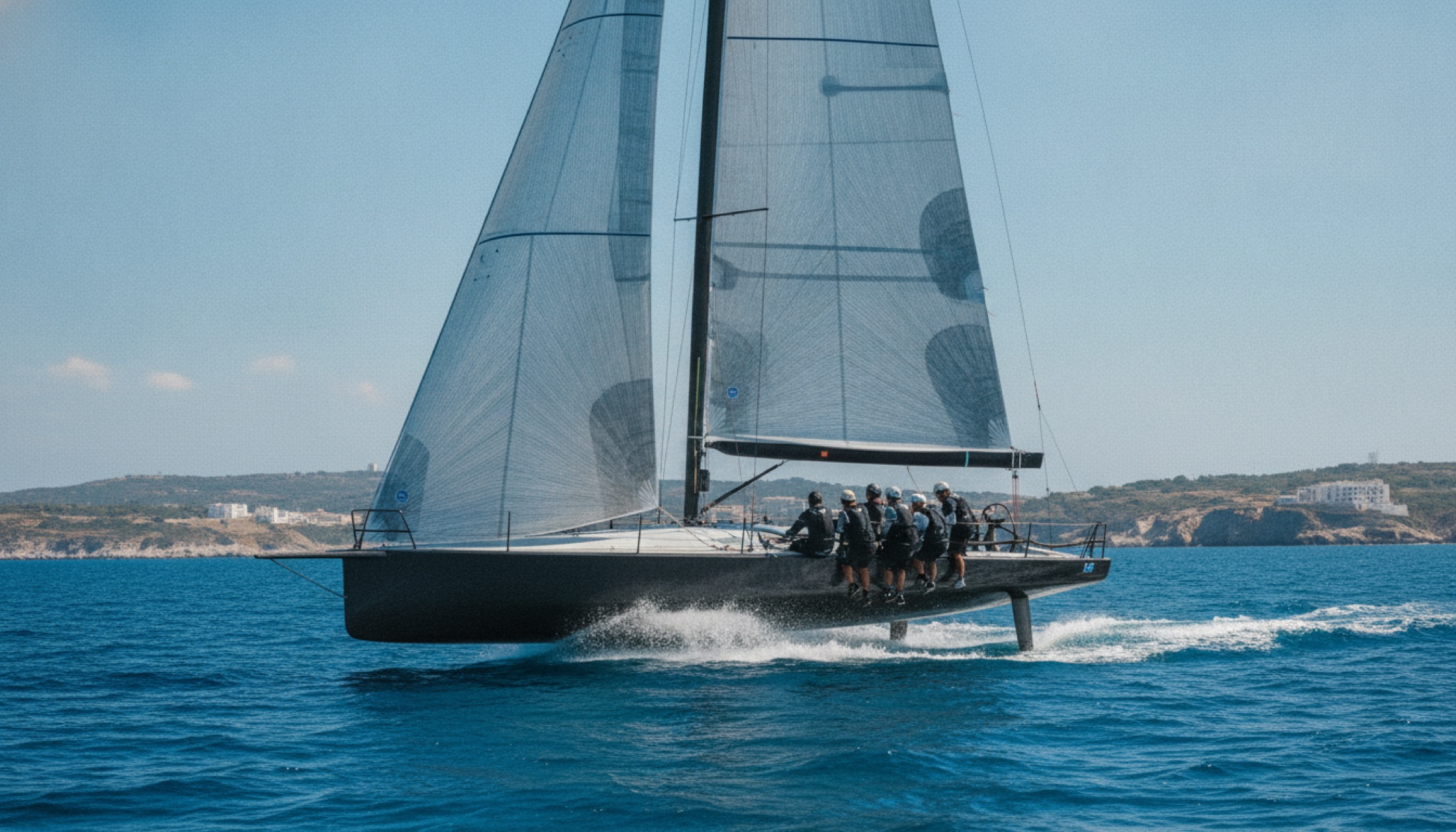 AC40 teknesinin foil üzerinde uçuşu, Cagliari kıyısında yarış anı