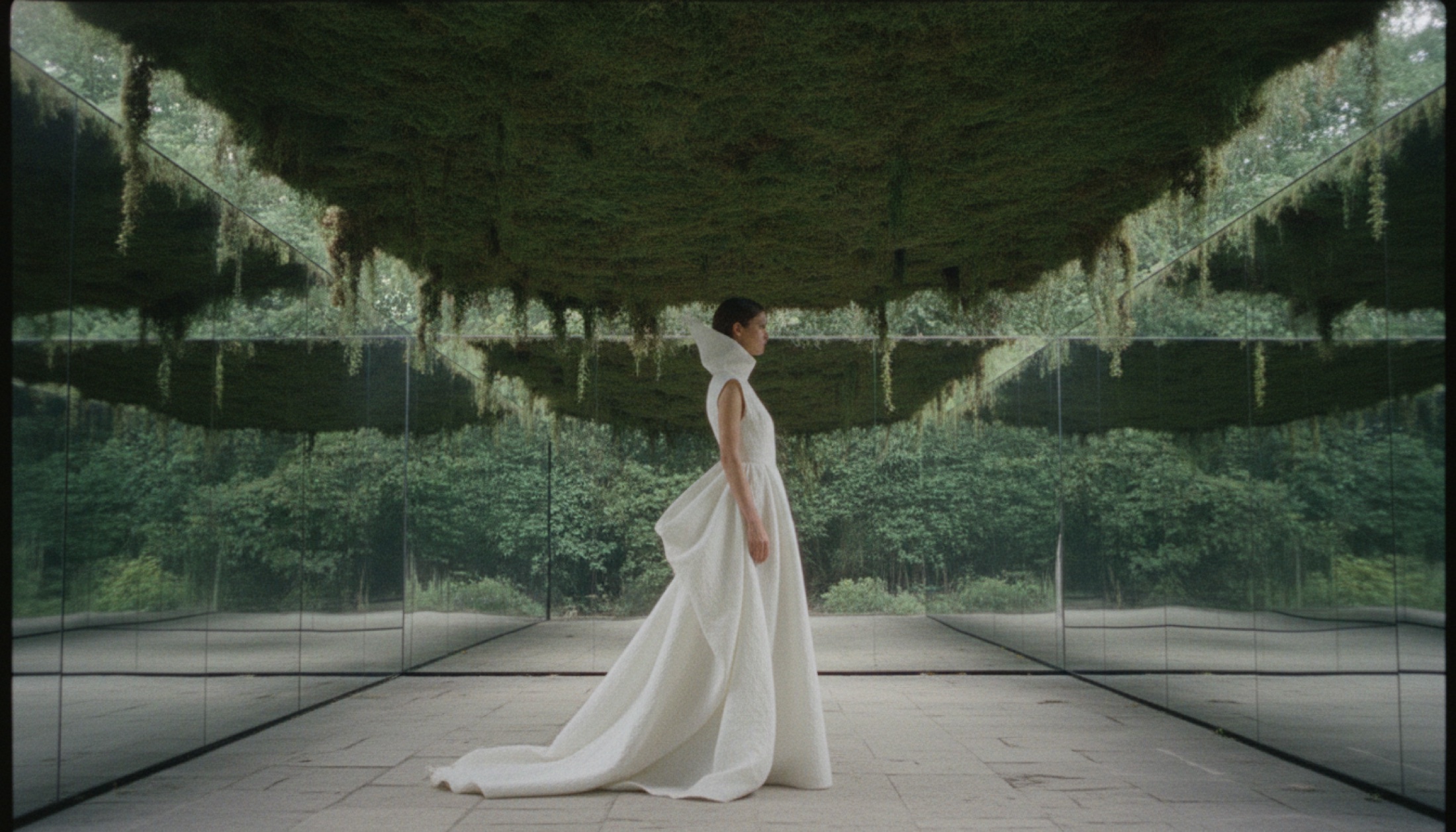 Yosun kaplı tavan altında mimari yakalı beyaz couture giysi, Musée Rodin bahçesi