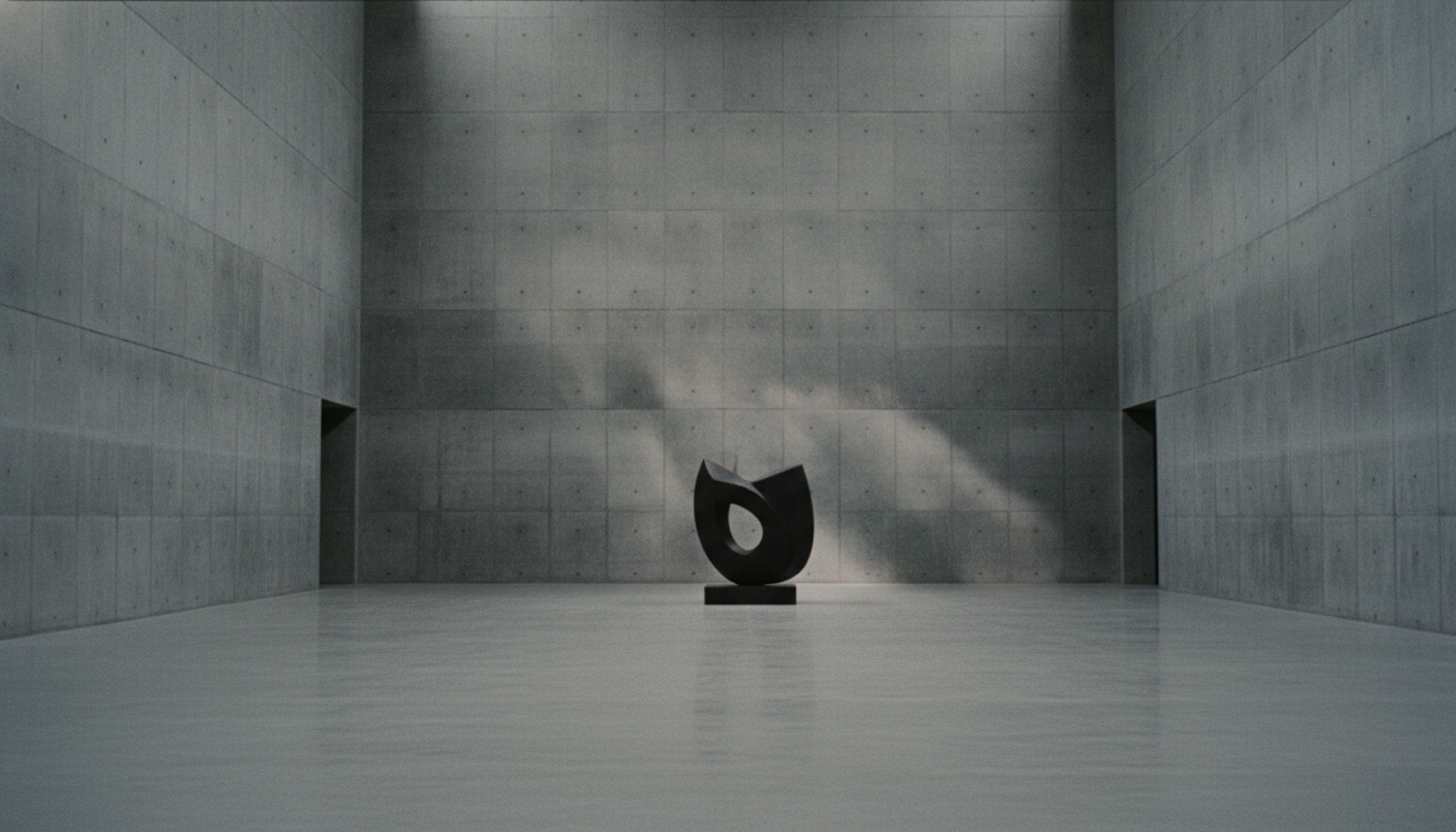 Hayward Gallery'nin ham beton iç mekânında, ışığı yutan koyu bir form