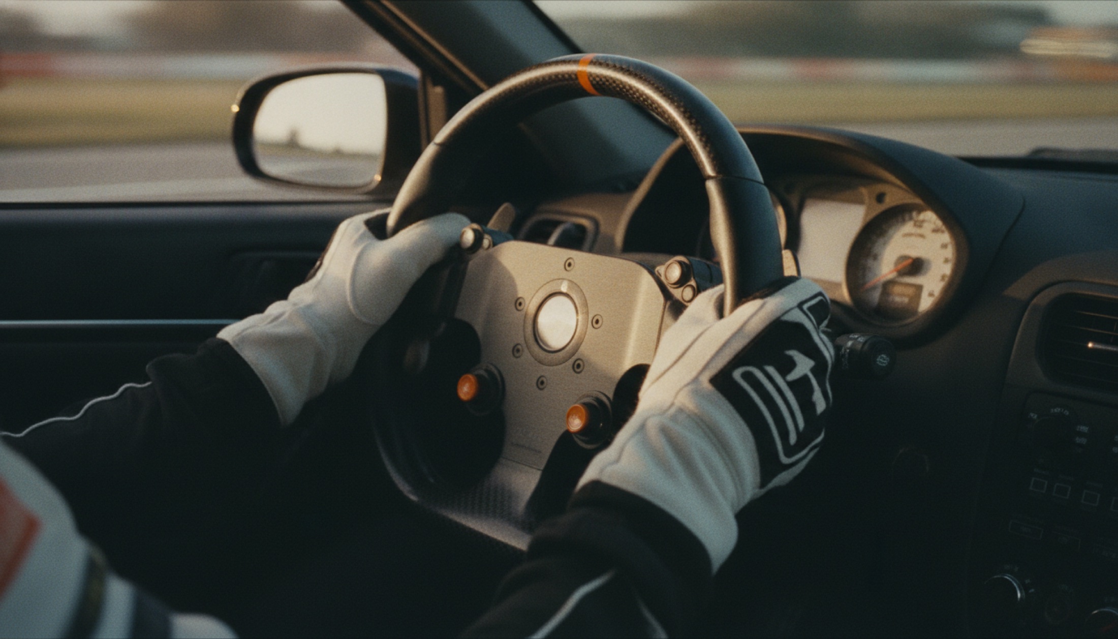 Bir Formula 1 pilotunun direksiyona yönelik yakın plan, yarış anı