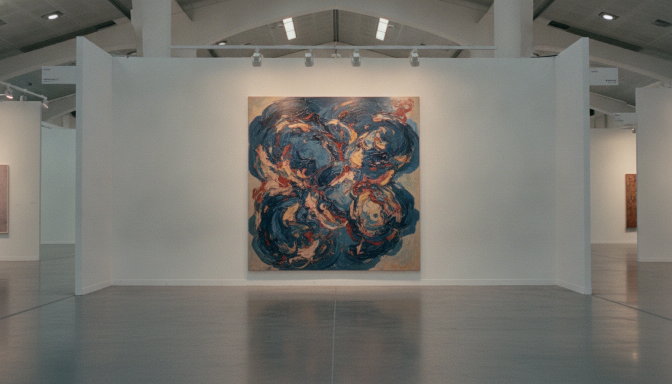 Çağdaş sanat fuarı — beyaz galeri standında büyük boyutlu soyut tuval, tavan spotları.