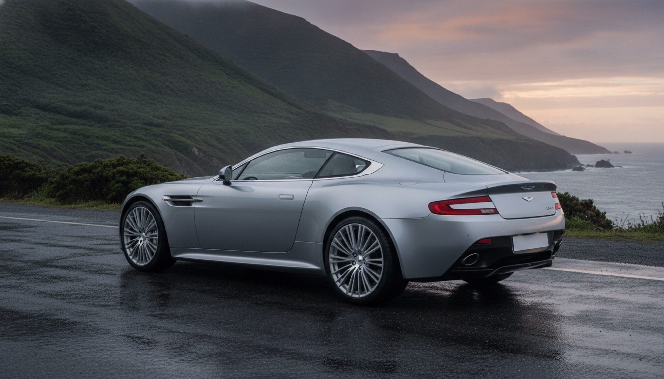 Aston Martin Vanquish 25 yıldönümü serisi, Q Skye Silver boyasıyla kıyı yolunda