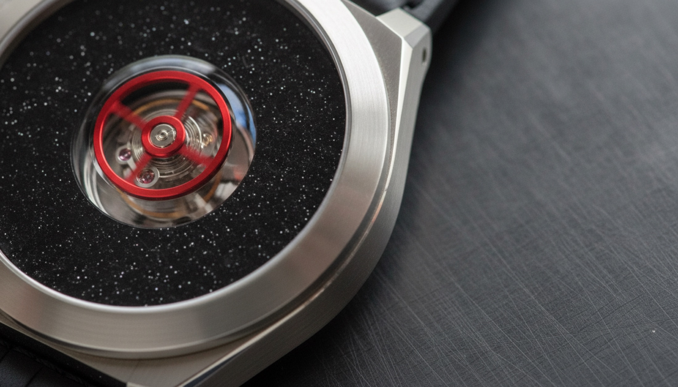 Audemars Piguet Royal Oak Concept Flying Tourbillon Yoon & Verbal 2026 — kırmızı anodize tourbillon kafesi ve siyah aventurin kadran detayı
