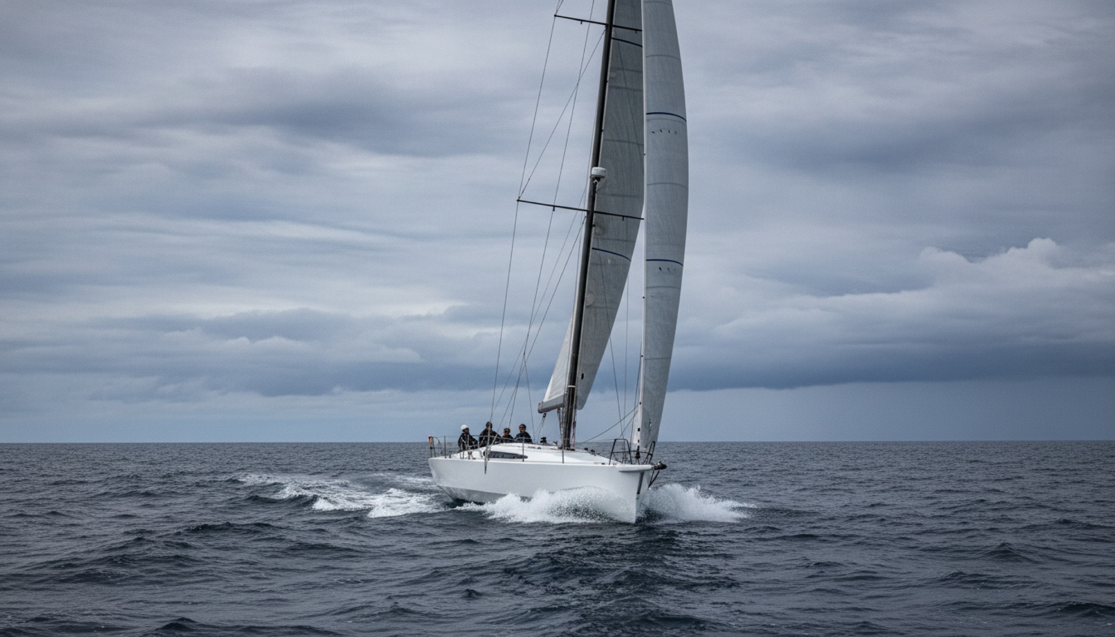 Beneteau First 60 performans yelkenlisi açık denizde tam yelkenle seyir halinde