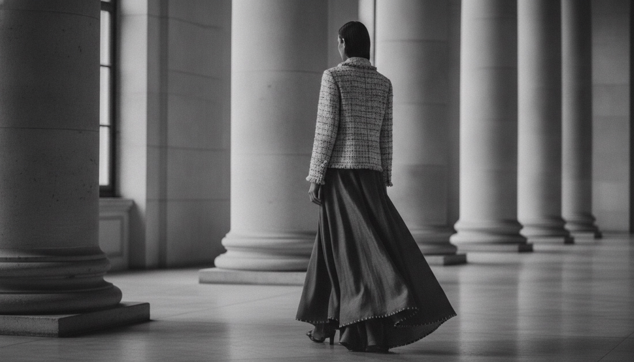 Chanel AW26 couture — tweed ceket ve akşam eteği, mimari mekânda siluet