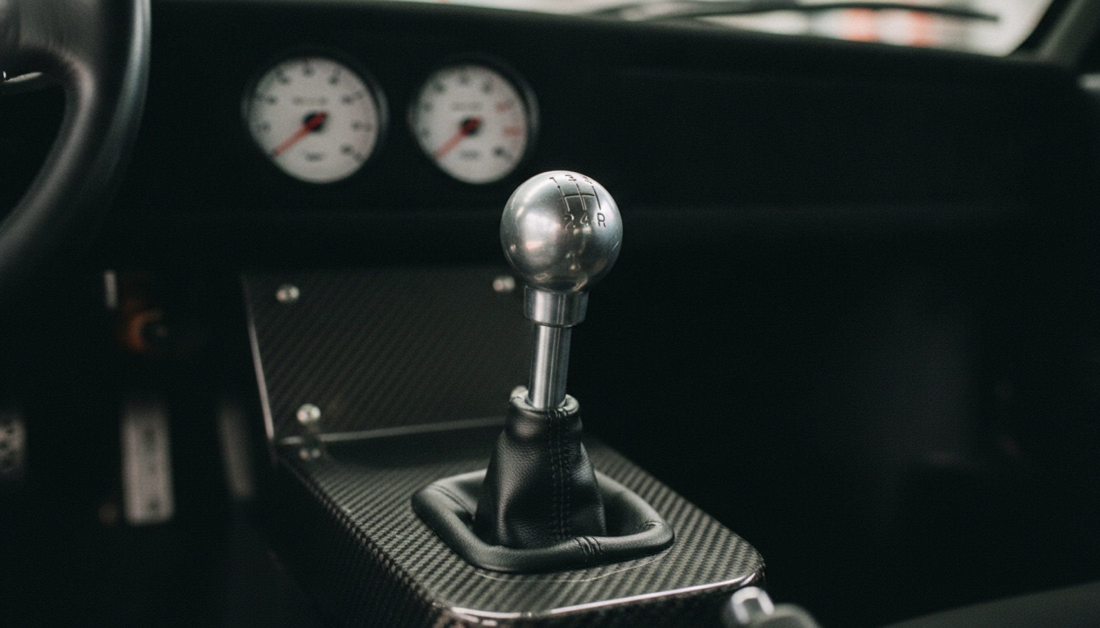 BMW M3 CS Handschalter altı vitesli manuel vites kolu kokpit içi yakın çekim