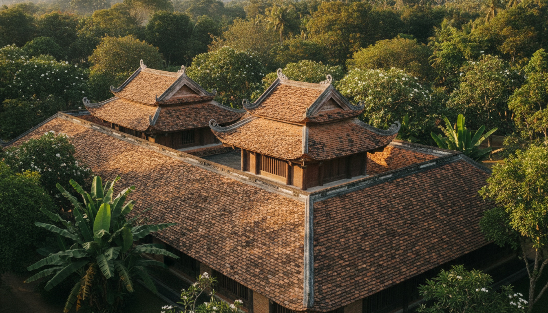 Vietnam'daki Đạo Mẫu Tapınak ve Müzesi'nin terrakota kiremitli cephesi ve bahçe