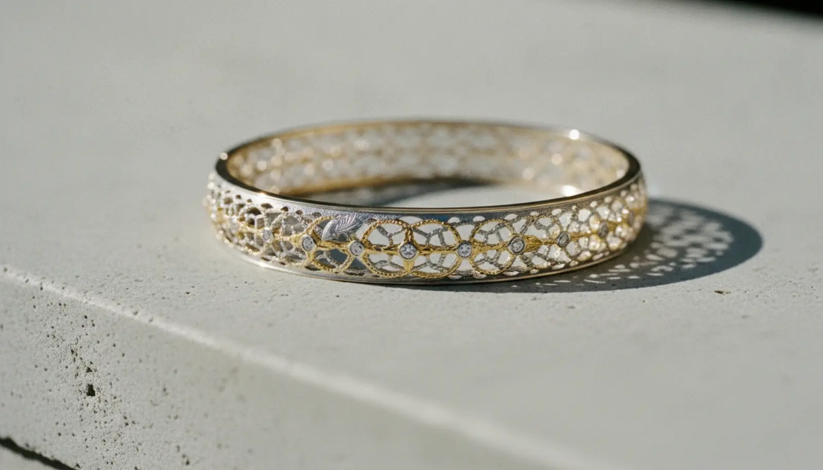 Buccellati Serenissima koleksiyonundan sarı ve beyaz altın bileklik: modellato gravürüyle işlenmiş Burano danteli örüntüsü