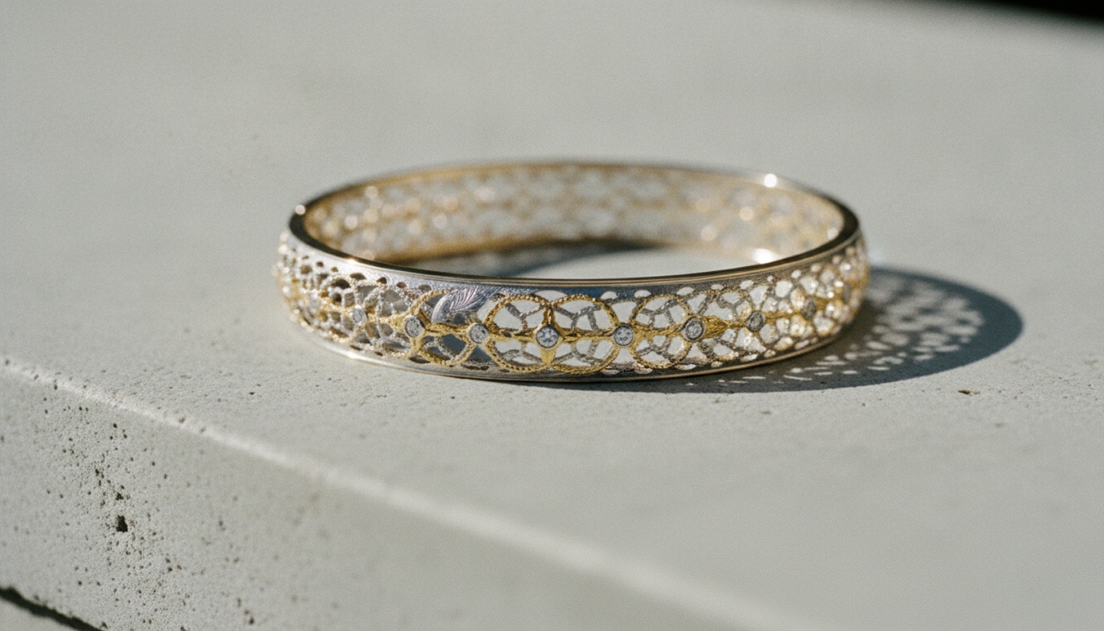 Buccellati Serenissima koleksiyonundan sarı ve beyaz altın bileklik: modellato gravürüyle işlenmiş Burano danteli örüntüsü