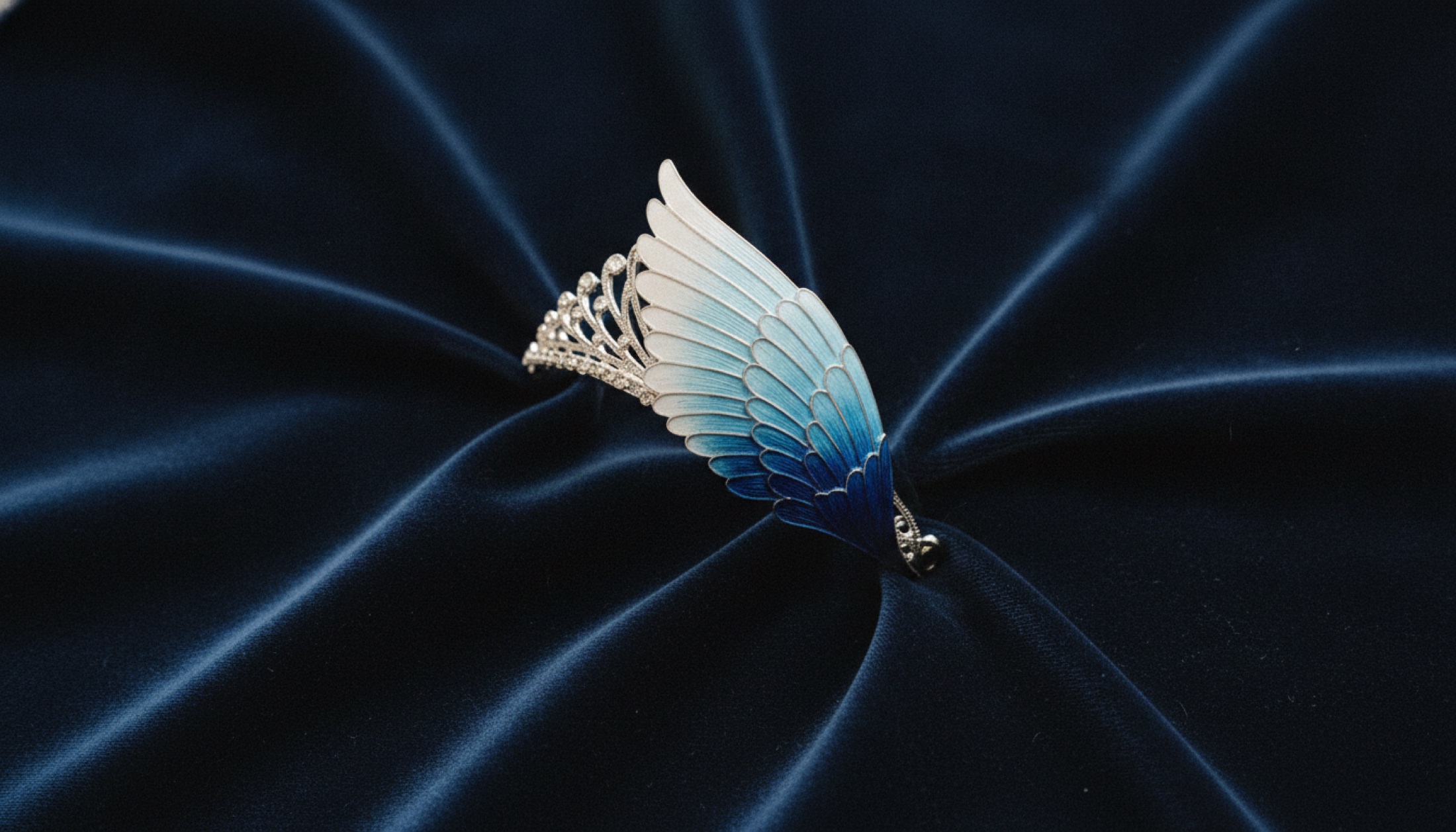 Grand feu emaye kanatlı beyaz altın aigrette tiaranın lacivert kadife üzerinde stüdyo fotoğrafı