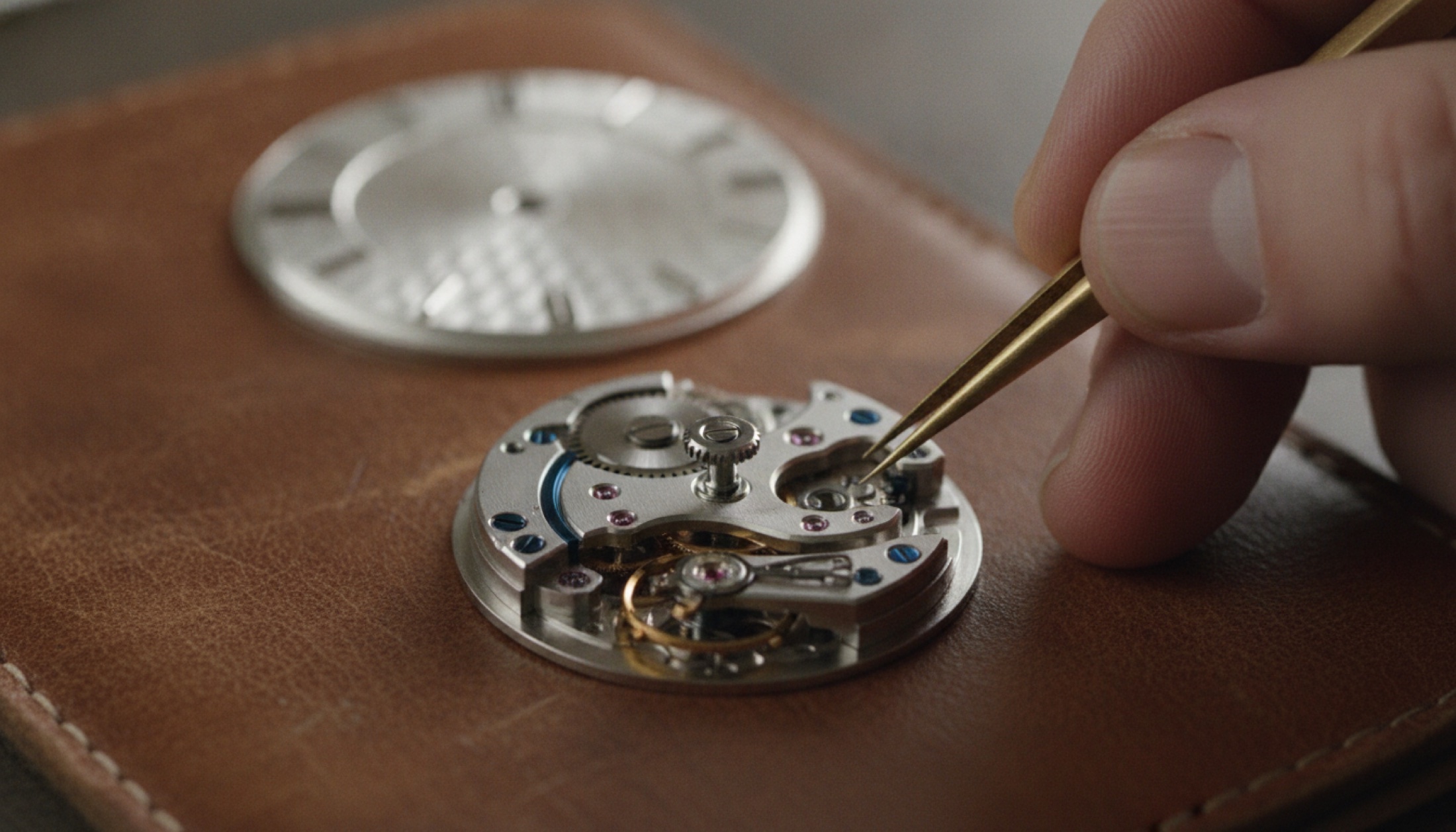 De Bethune DB25 Monopusher kronografının DB3000 kalibresi: anlık atlayan dakika mekanizması ve guilloché kadran, saat tezgâhında yakın çekim