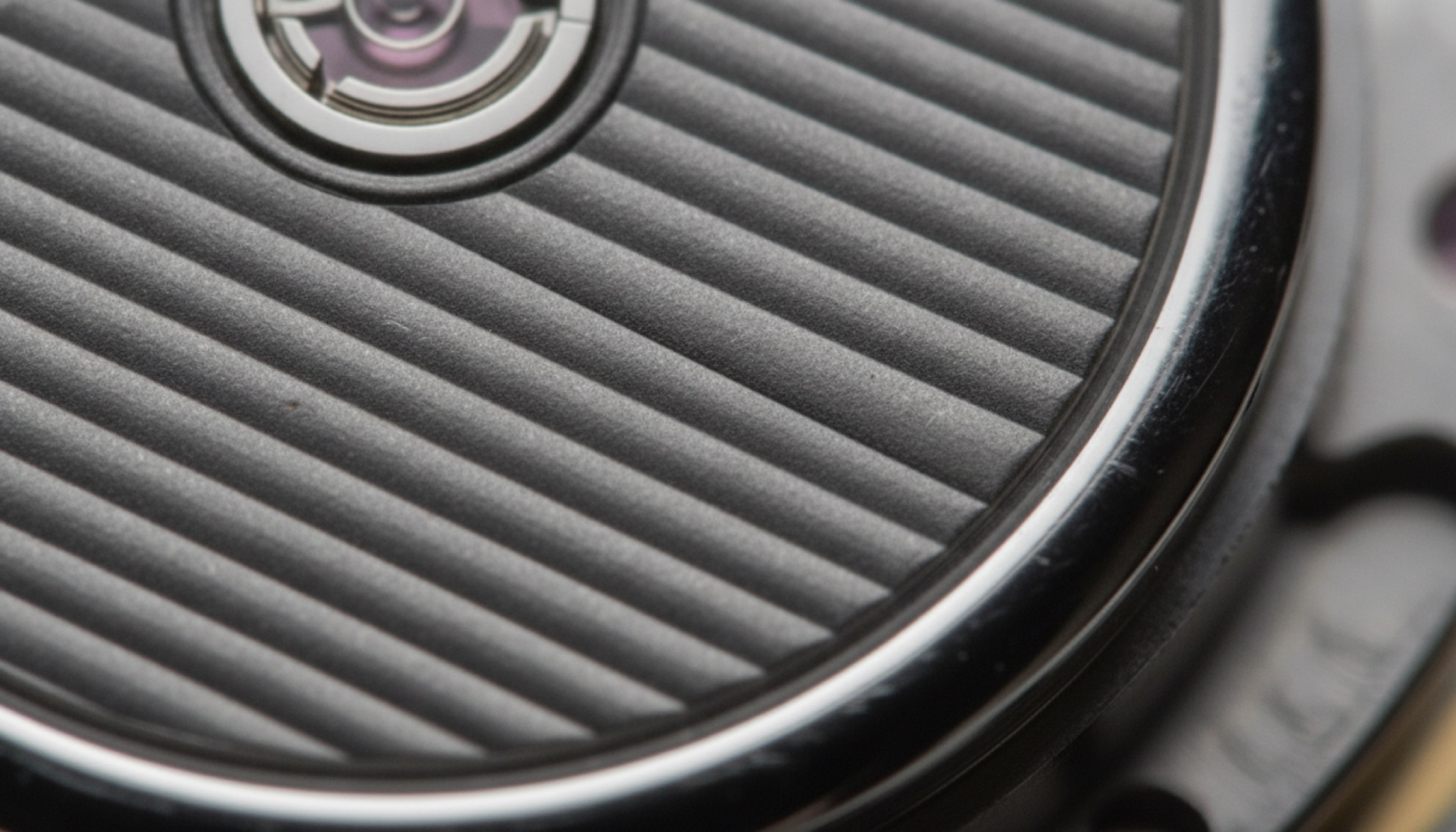 De Bethune DB28xs Dark Sand kalibre DB2115V13 barleycorn guilloché köprü detayı