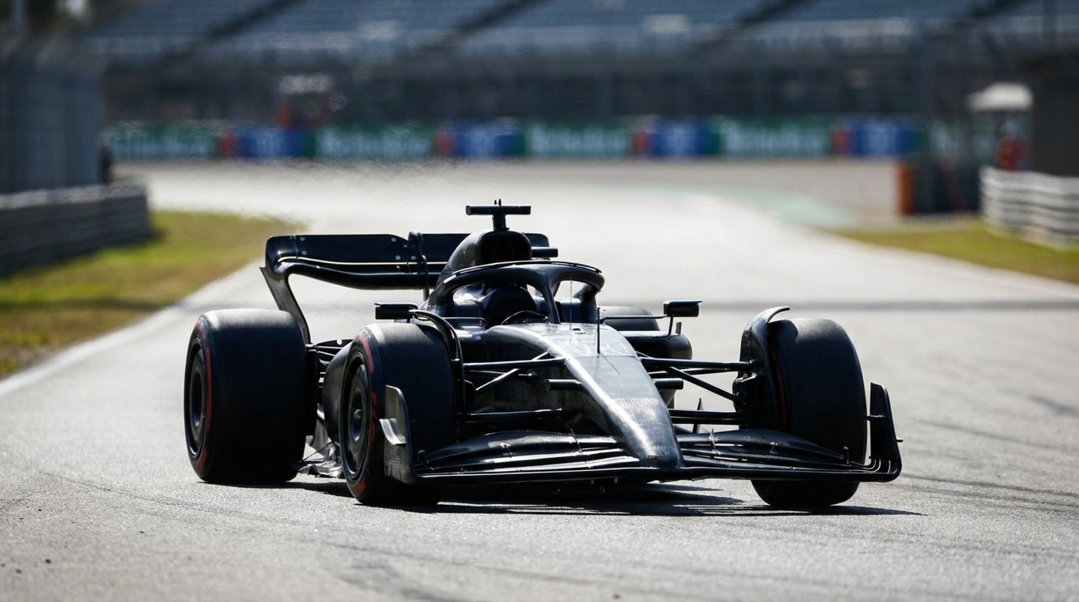 Islak asfalt üzerinde pit lane boyunca uzanan motor ünitelerinin parçaları, teknisyen elleri ve alüminyum yüzeyler, endüstriyel ışık