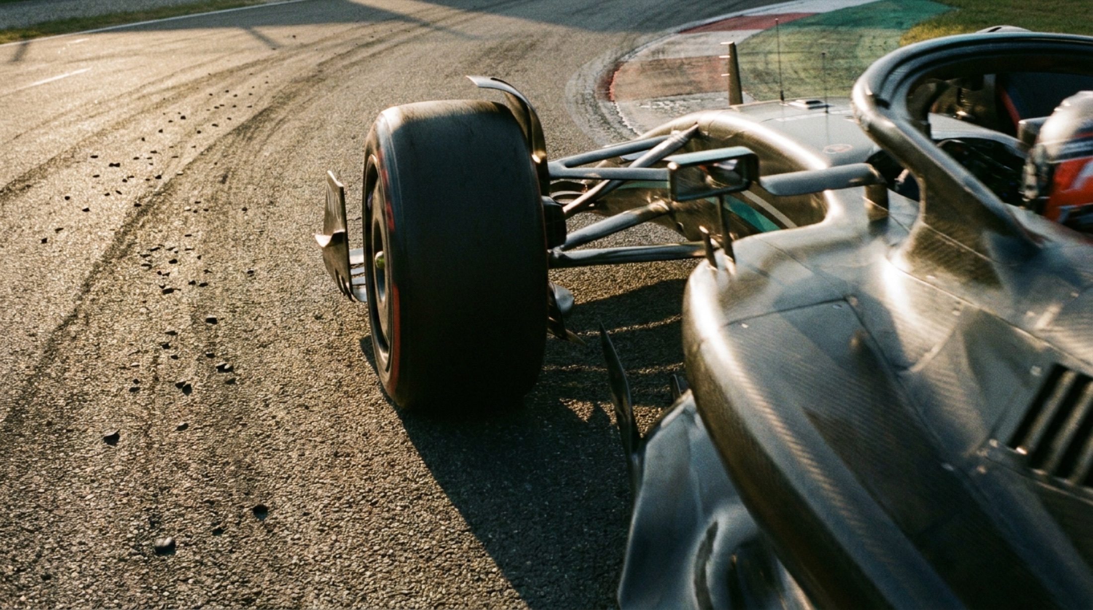 F1 2026 aracı dar bir virajda, aktif ön kanat görünür konumda
