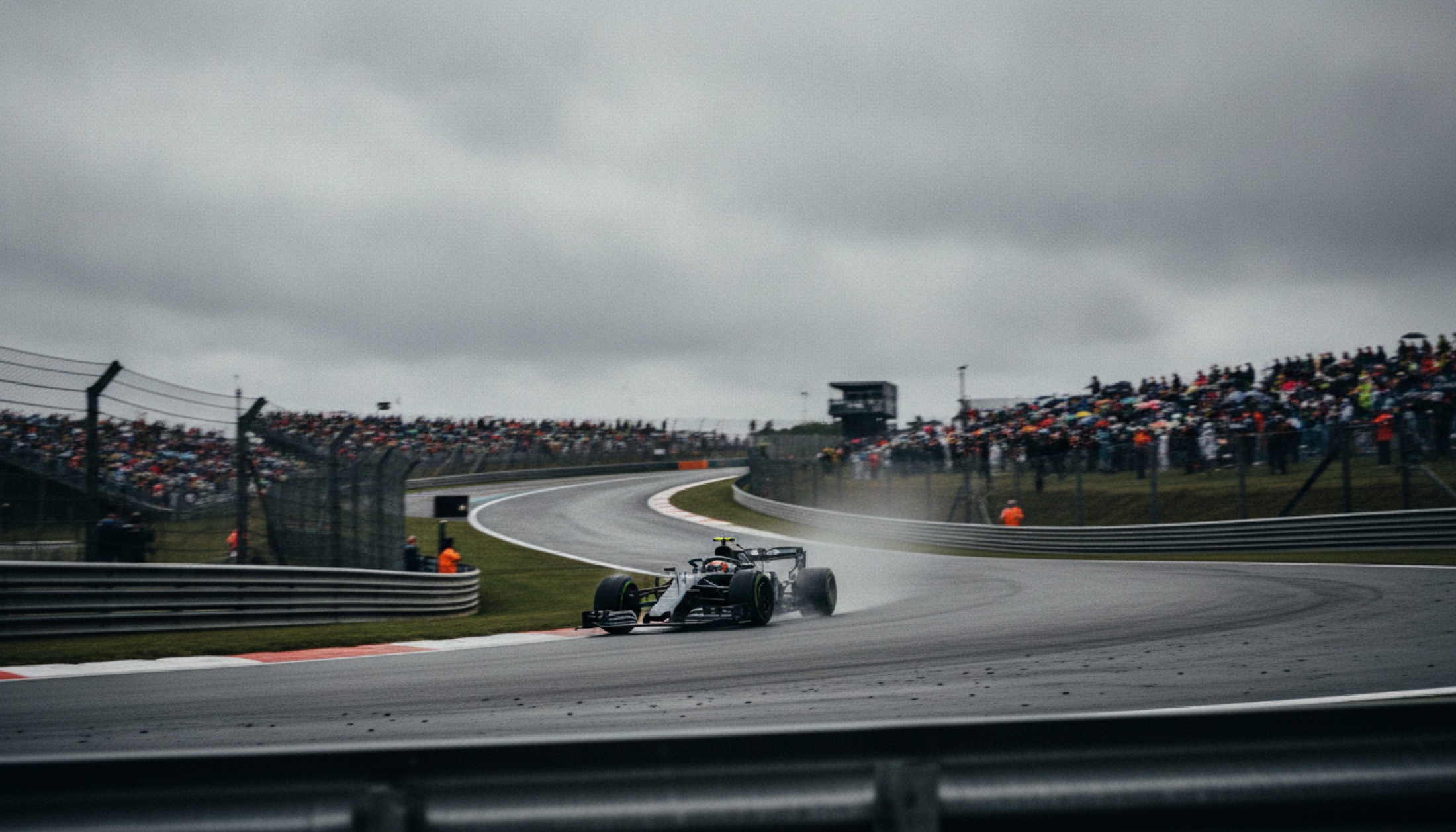 F1 aracı Spa-Francorchamps'ta Eau Rouge virajında ıslak asfaltta