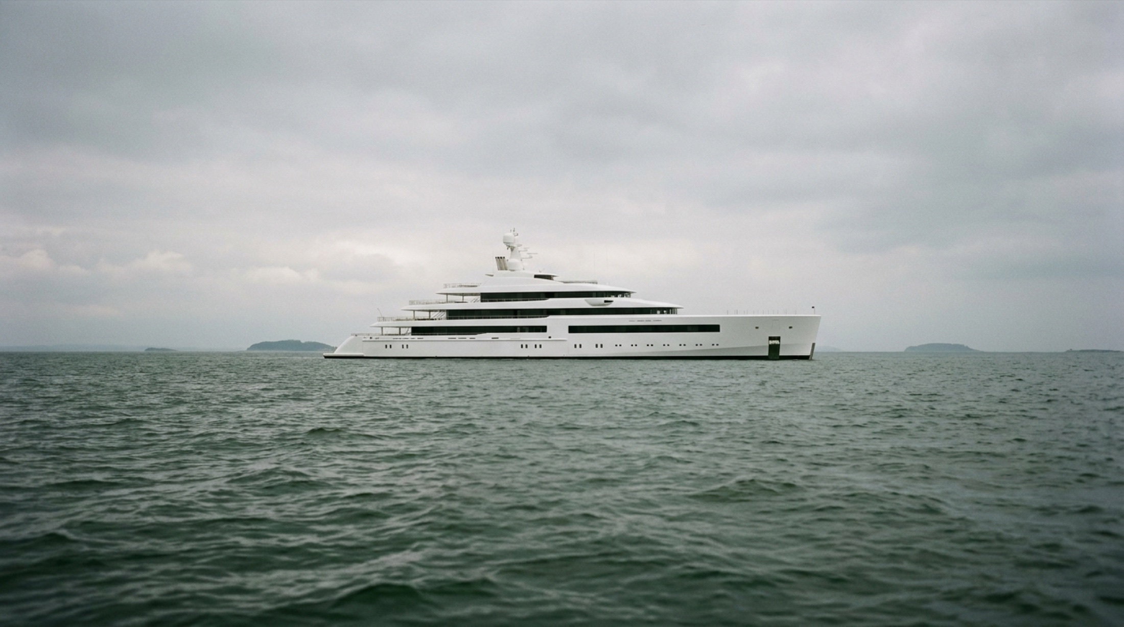 Feadship Thalassa, 80 metrelik superyacht, açık denizde profil görünümü