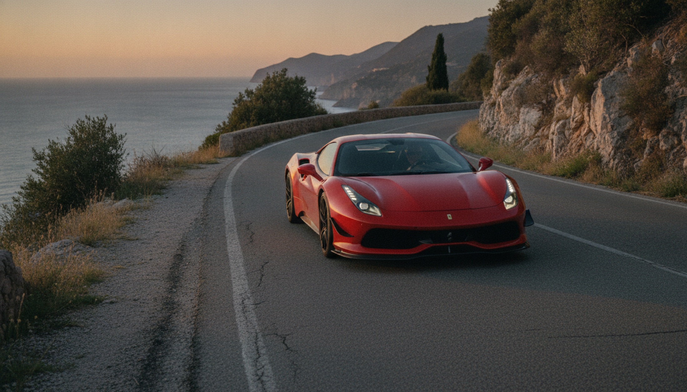 Kırmızı Ferrari 849 Testarossa'nın İtalyan kıyı yolundaki ön açısı