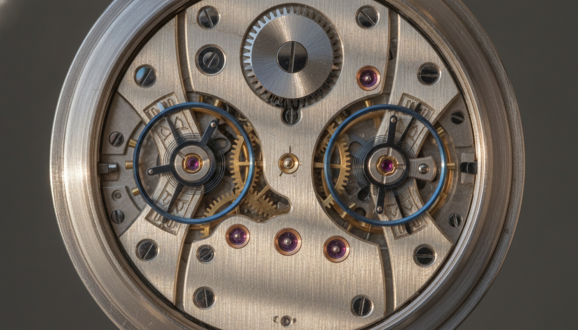 Açık caseback ile görünen Chronomètre à Résonance hareketi, iki balans çarkı yan yana