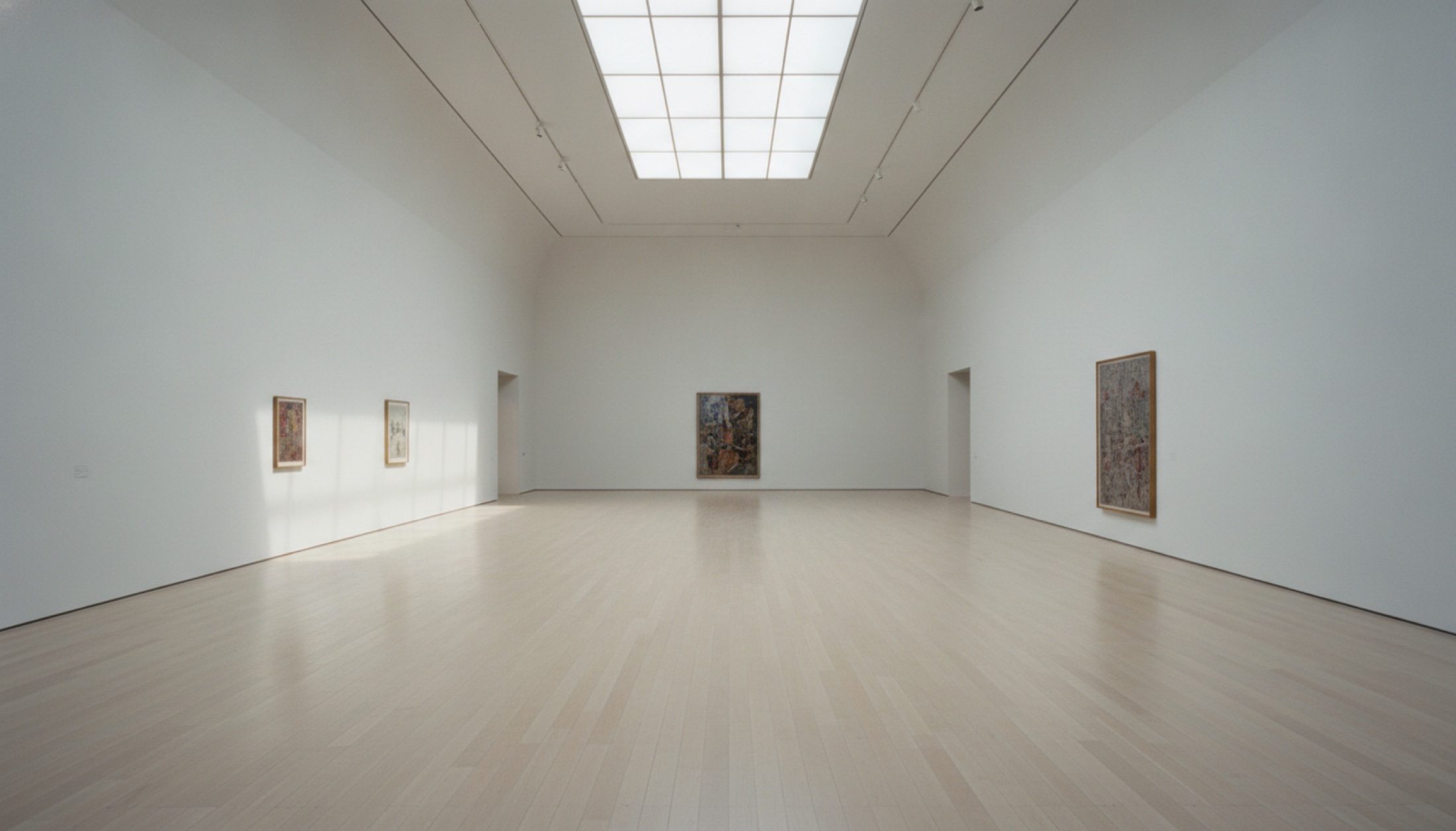 Tate Modern'de Frida sergisinin boş koridoru, tavan ışığı zeminde uzun bir şerit çiziyor