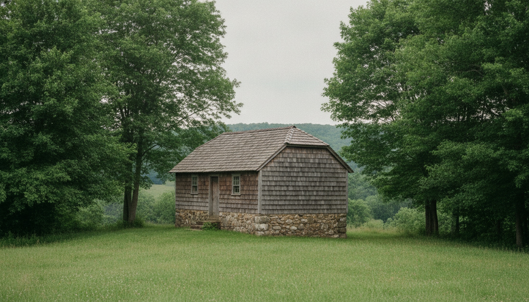 New Brunswick tepesindeki Hilltop Cottage — koyu shingle cepheli, kır taşı temelli mevsimlik konut