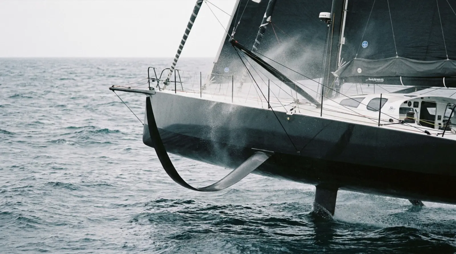 Foil kanatlarıyla deniz yüzeyini süzen IMOCA 60 offshore yarış teknesi