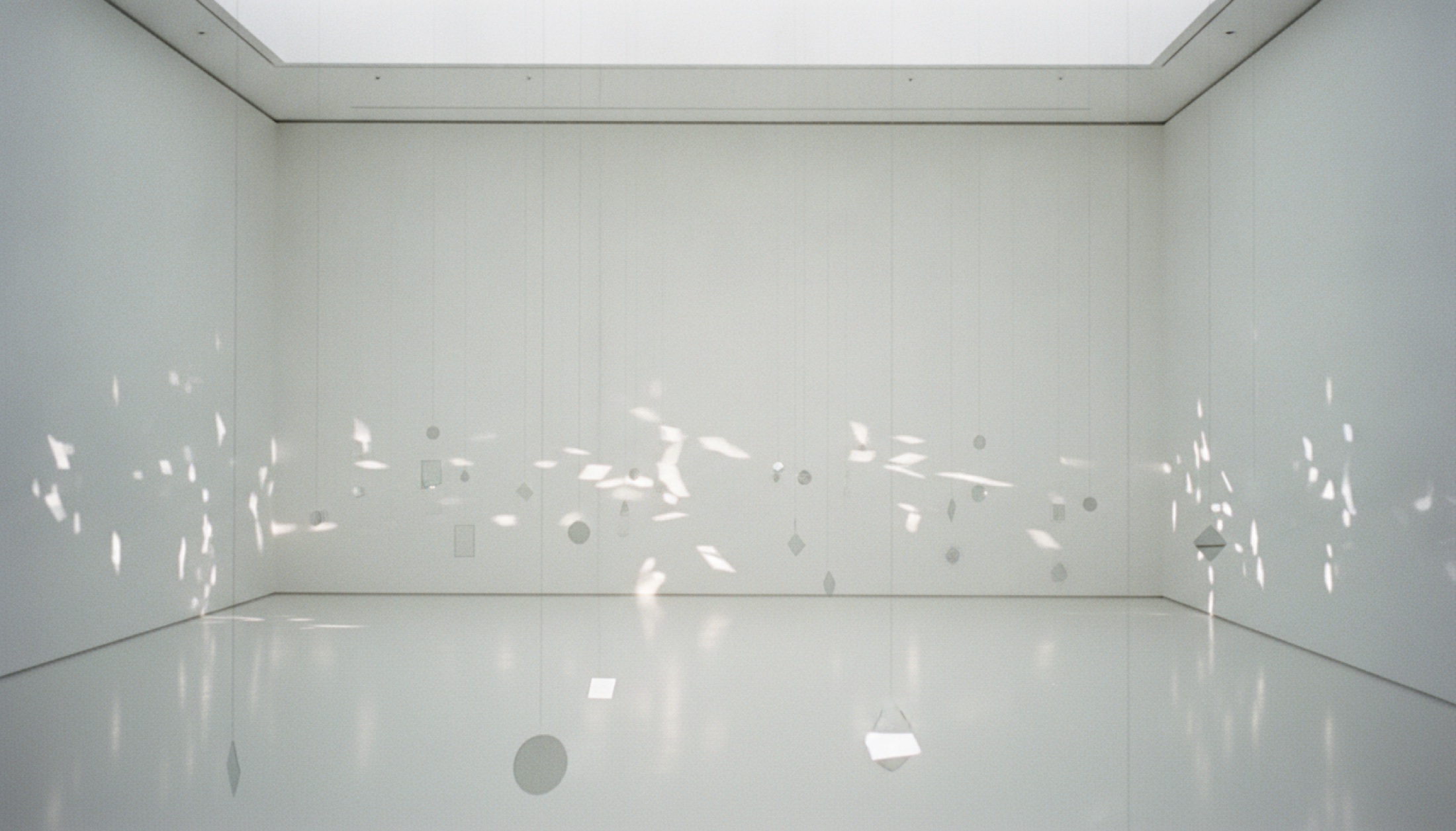 Tate Modern'de Julio Le Parc'ın kinetik ışık mobili — naylon iplikler ve aynalar seyircisiz galeride titreşiyor