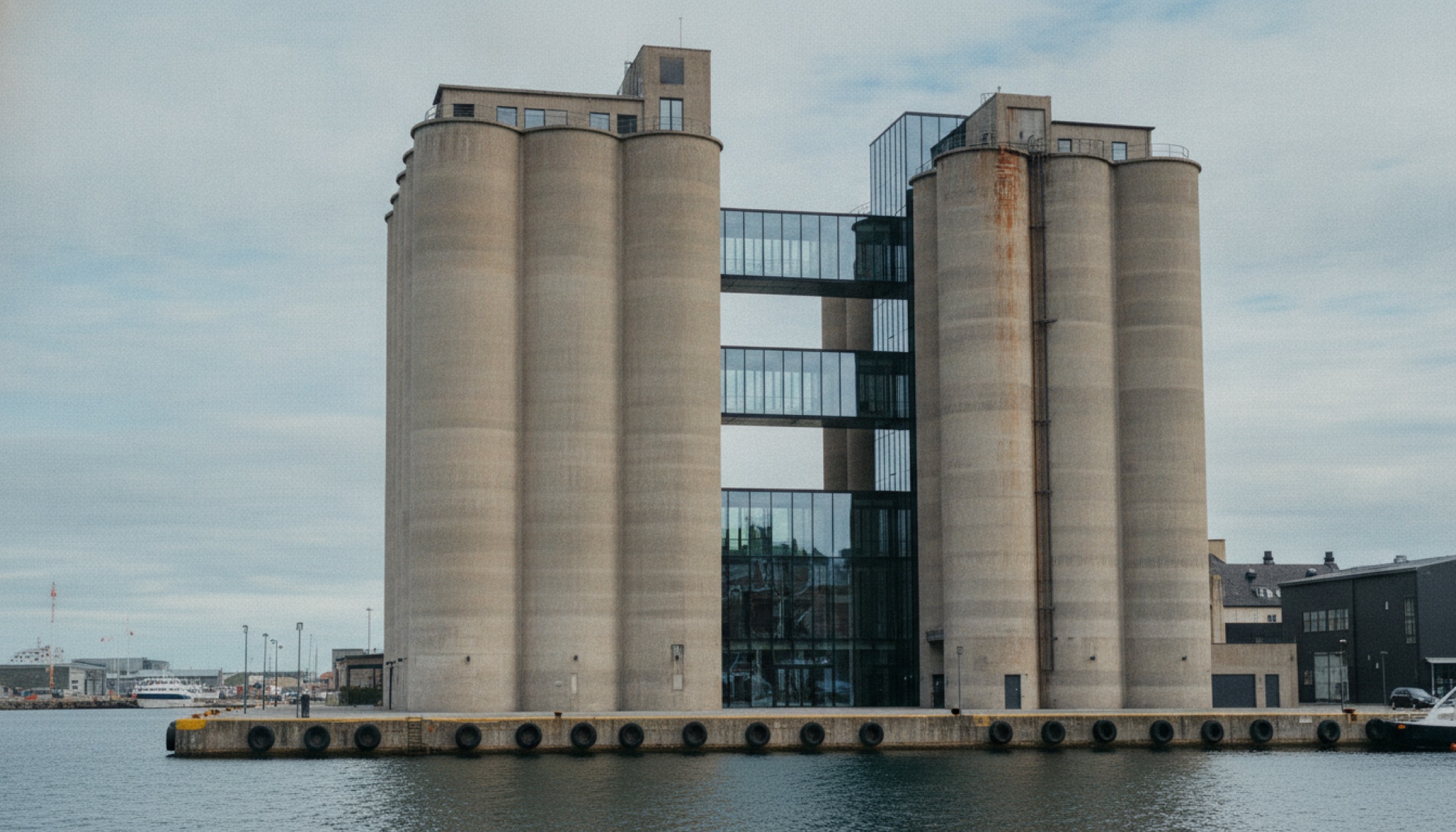 Norveç Kristiansand'daki Kunstsilo'nun beton silo gövdesi ve müze dönüşümü