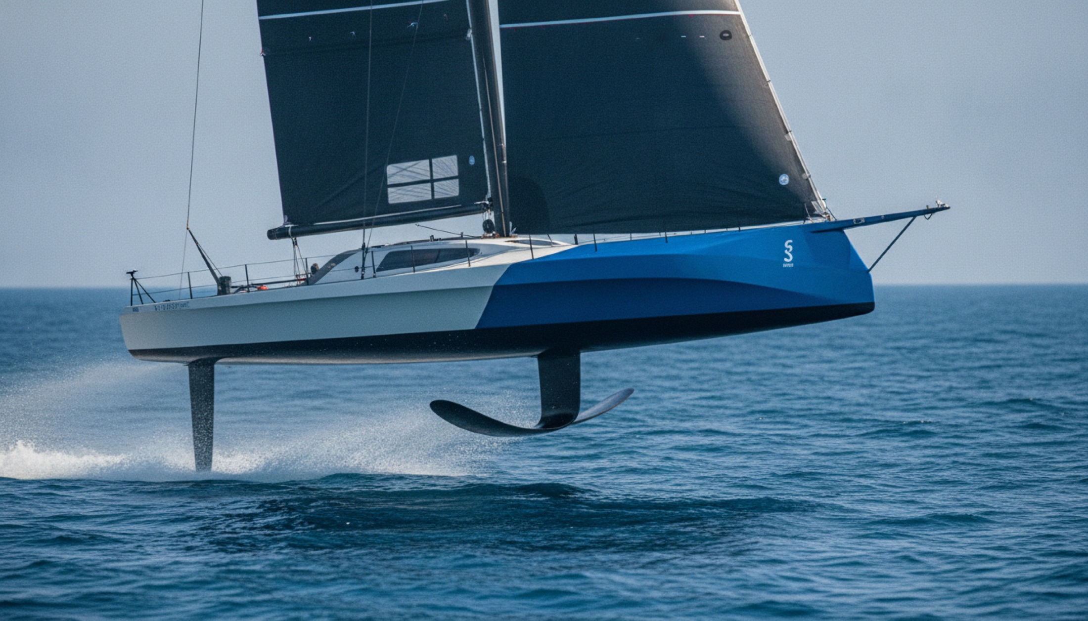 La Roche-Posay Racing Team AC75'i Lorient açıklarında hydrofoil üzerinde süzülürken