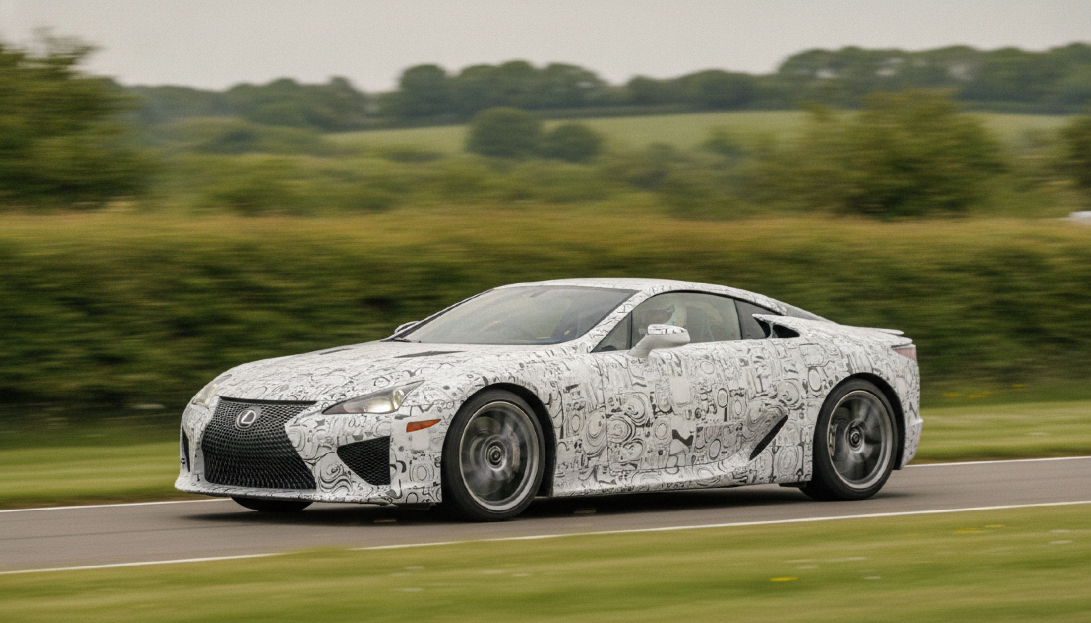 Lexus LFA elektrikli prototipi Goodwood 2026 tırmanışında kamuflajlı haliyle