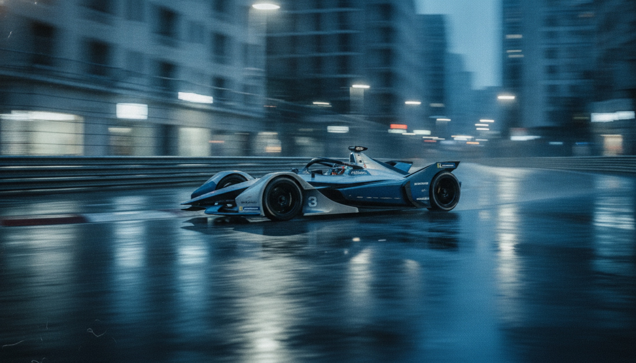 Islak şehir pistinde Formula E yarış aracı viraj alıyor, gece sahnesi
