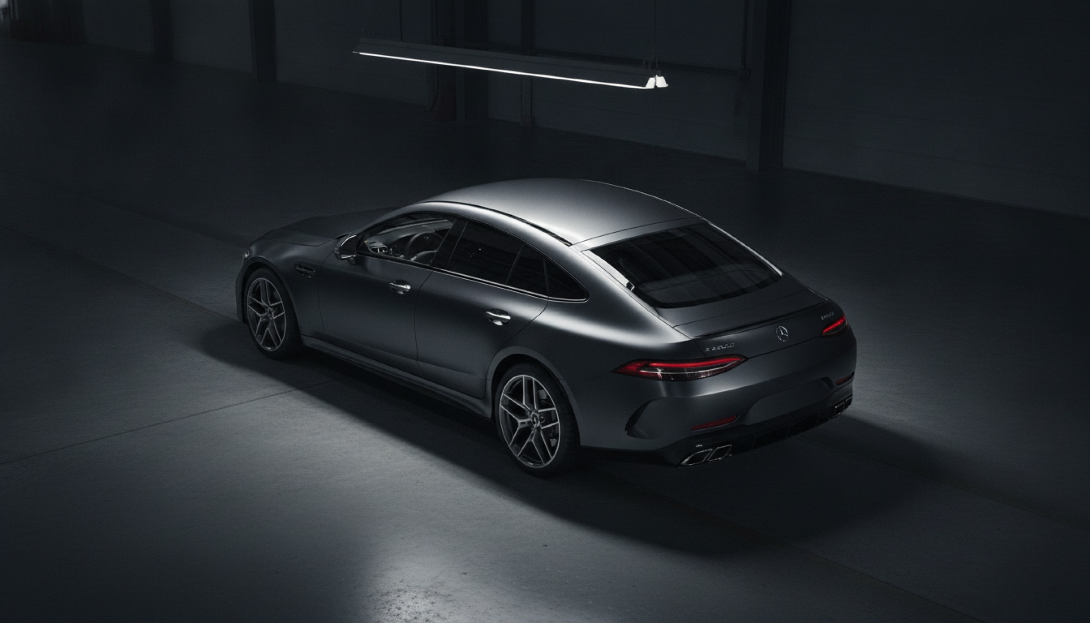 Mercedes-AMG GT 4-Door Coupé, sanayi ortamında yüksek arka açıdan görünüm