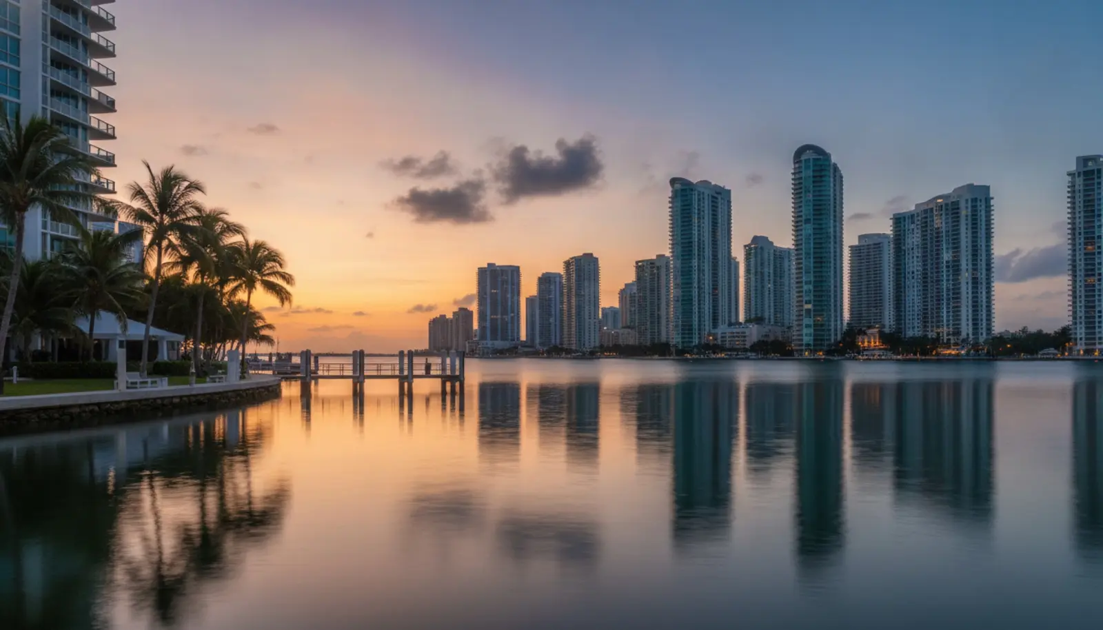 Miami Biscayne Körfezi kıyısında lüks konut kuleleri ve özel iskele, alacakaranlık ışığında