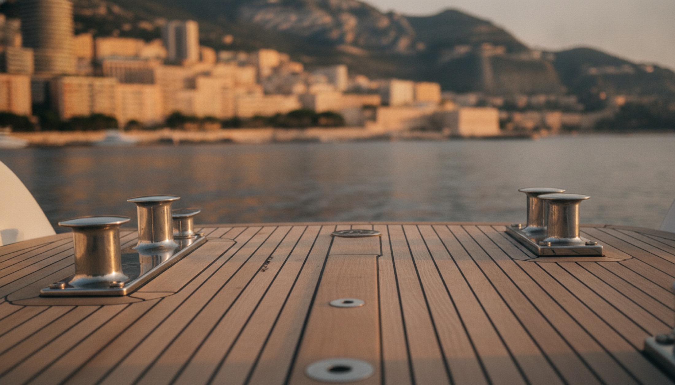 Monaco Port Hercule'de bir süperyatın teak güvertesi