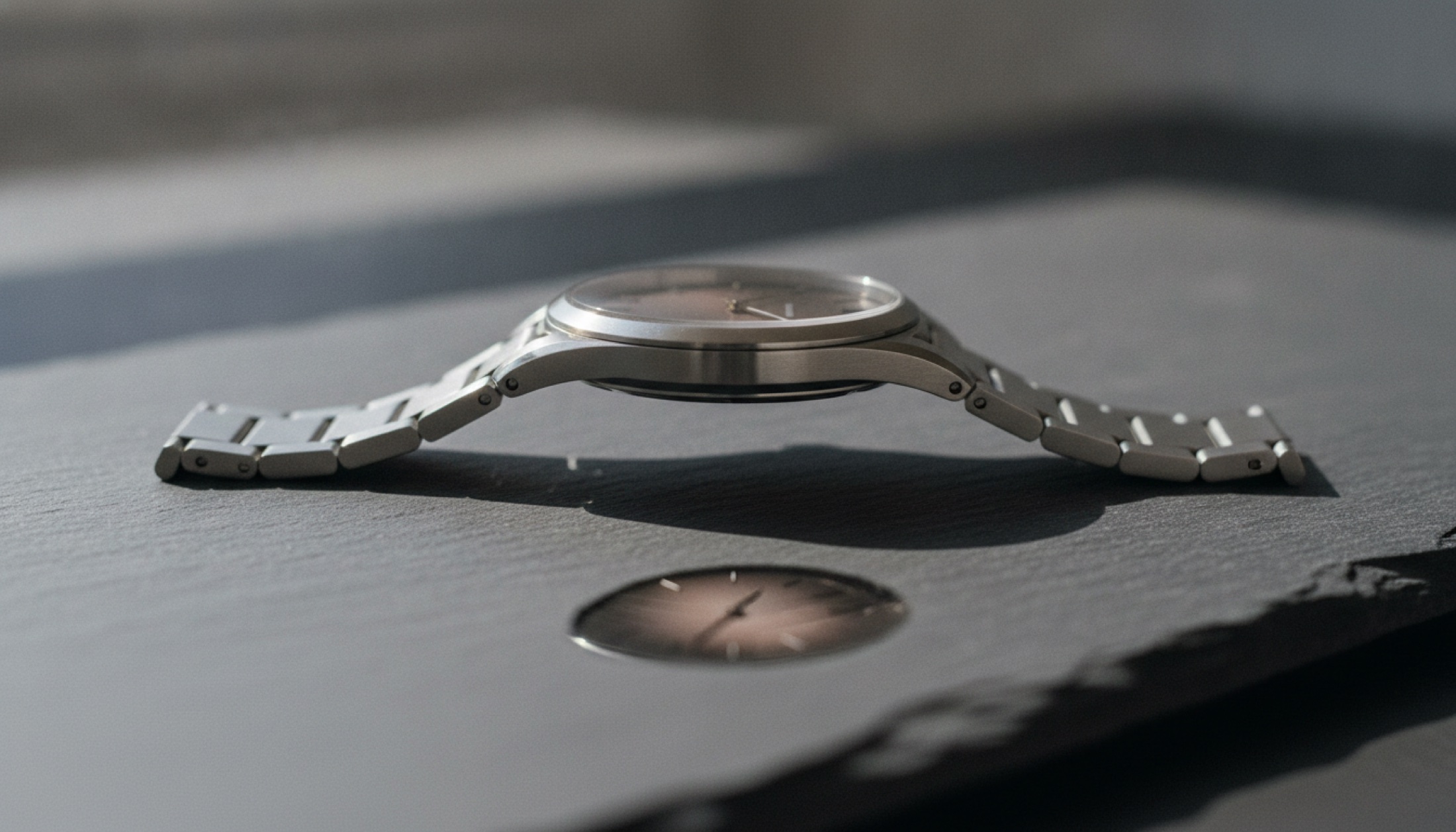 H. Moser & Cie. Streamliner Two Hands 34mm entegre bileklik ve ince profil detayı