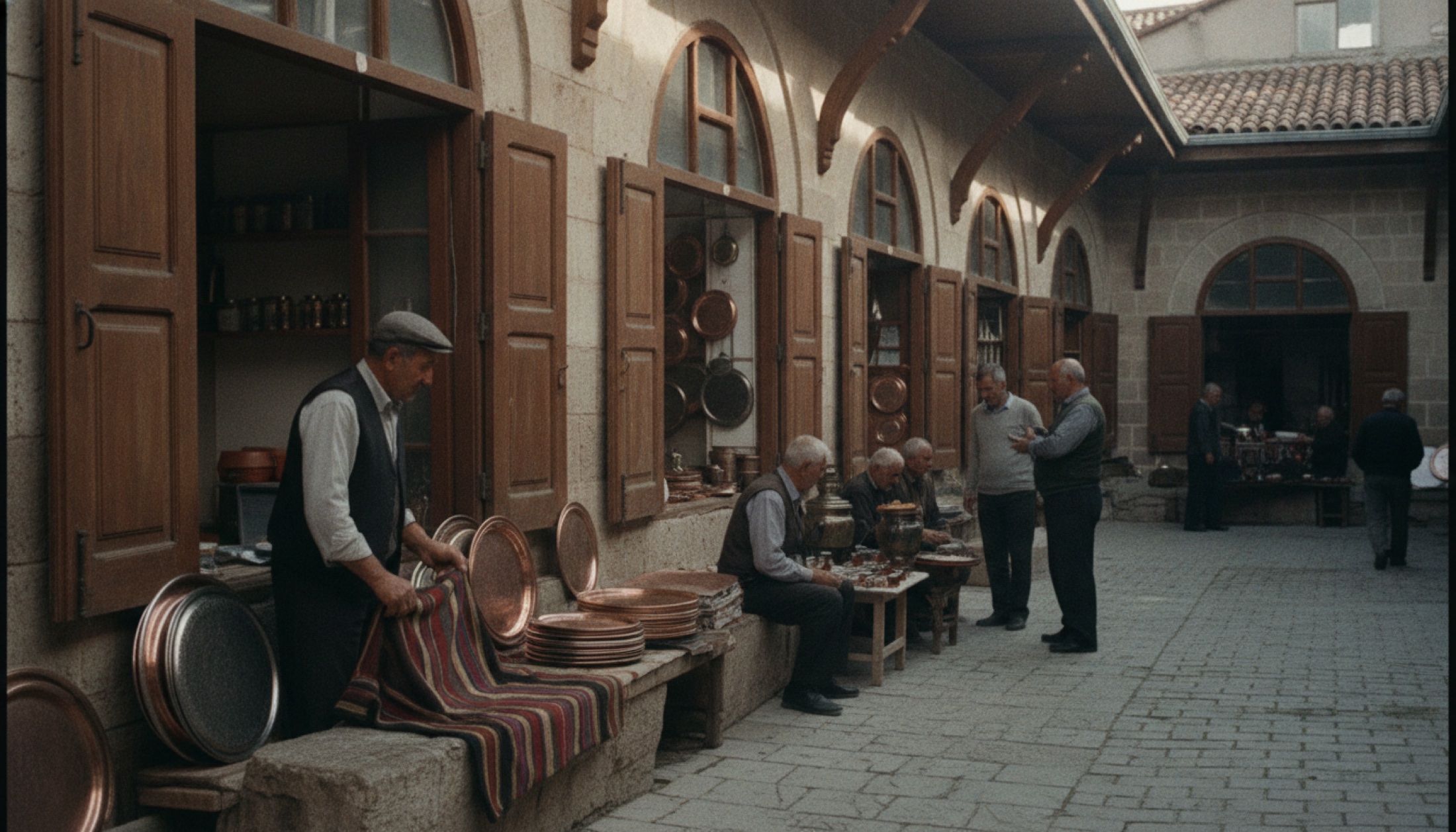 Mudurnu'da ahşap cumbalı tarihi evlerin sıralandığı dar bir arasta sokağı
