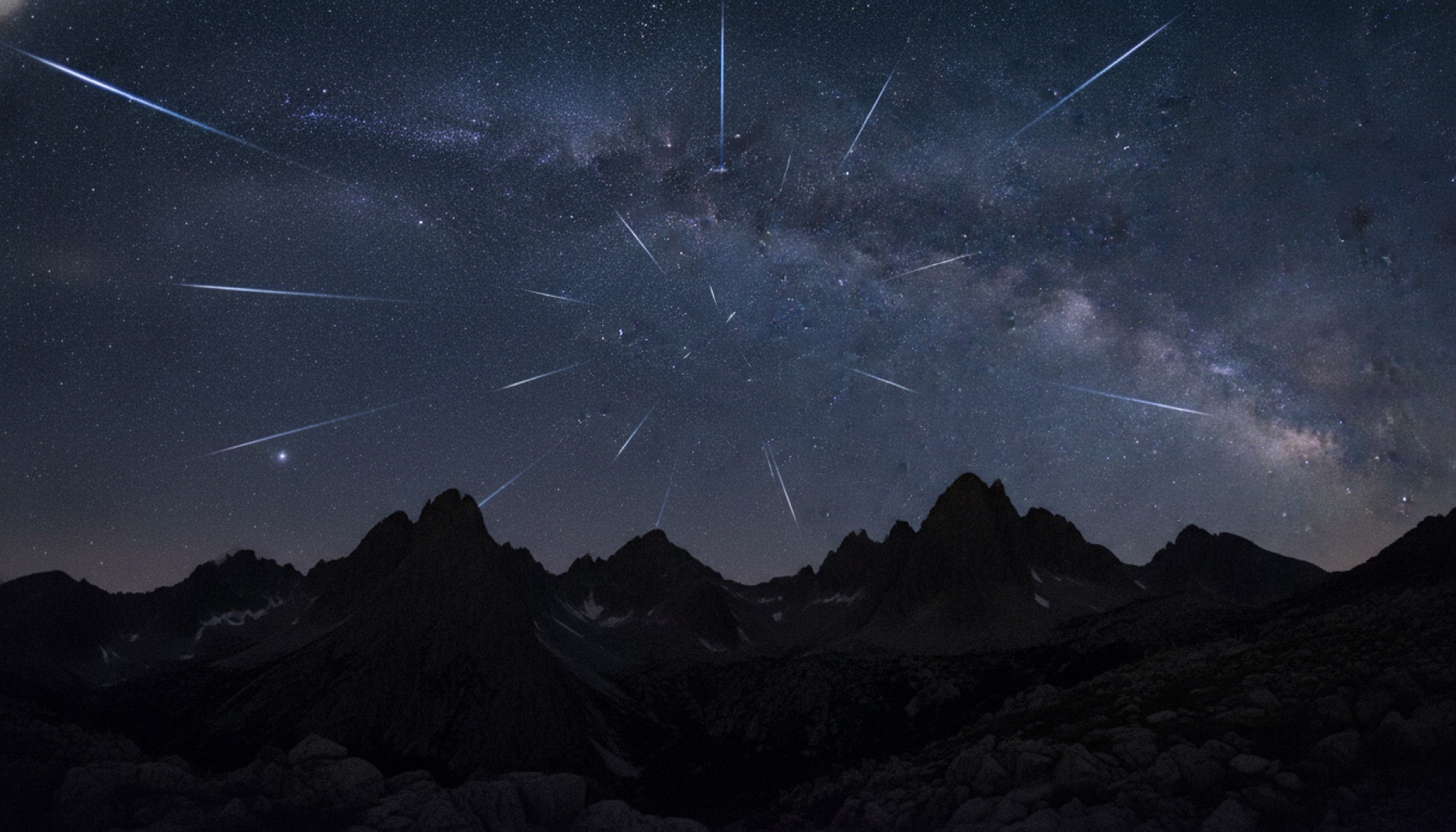Perseid meteor yağmurunun gece gökyüzünde çizdiği parlak izler, arka planda Samanyolu