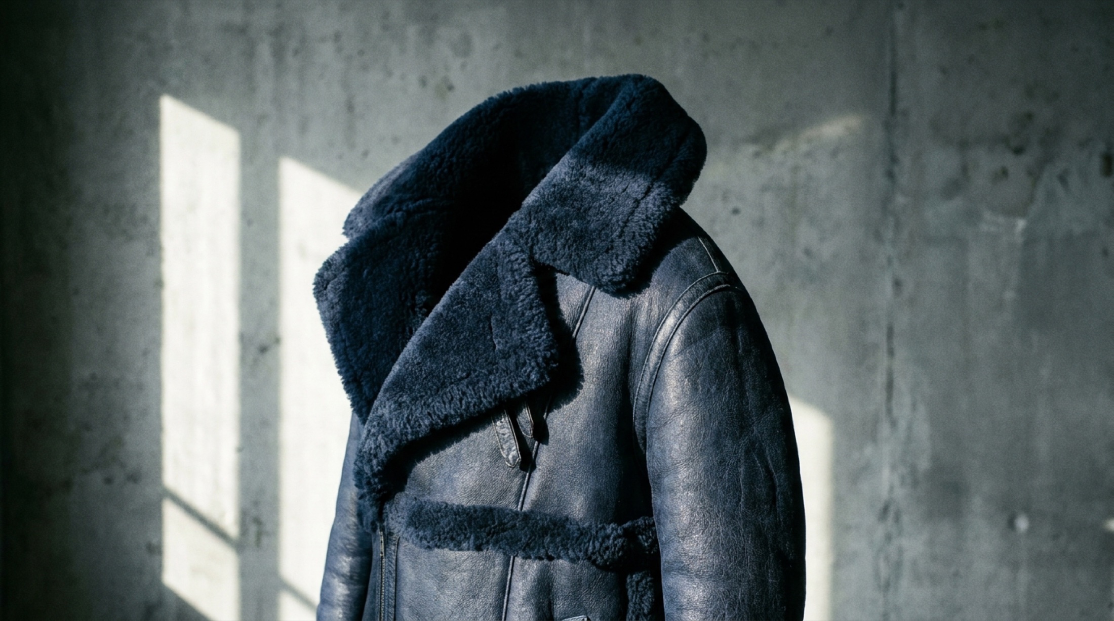 Koyu kiraz kırmızısı, el boyaması shearling bir paltonun yakın plan dokusunu gösteren fotoğraf