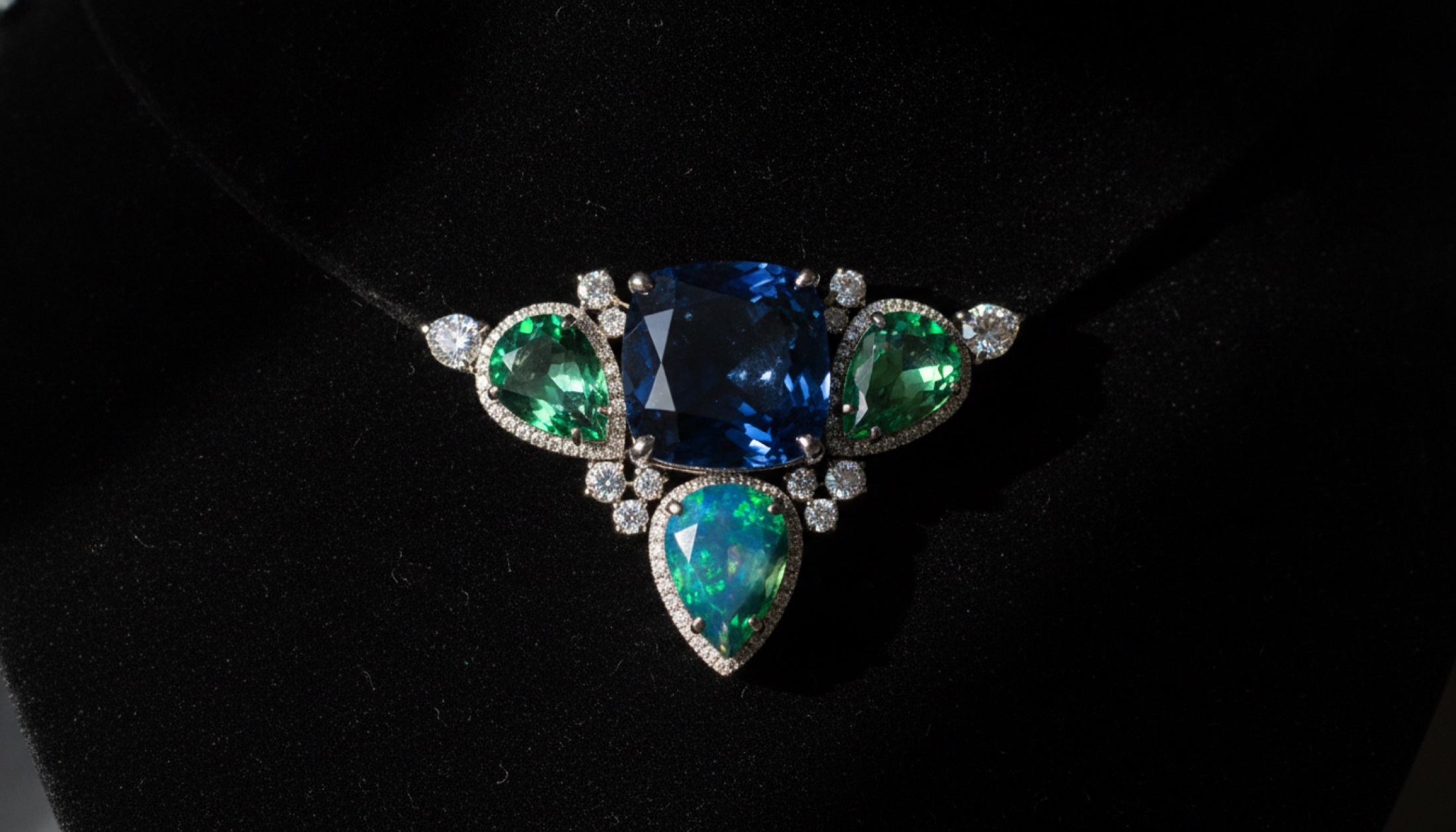 Piaget Colours of Extraleganza Blue Illusions gerdanlığının üç taşı: Madagaskar safiri, Paraíba turmalin ve siyah opal