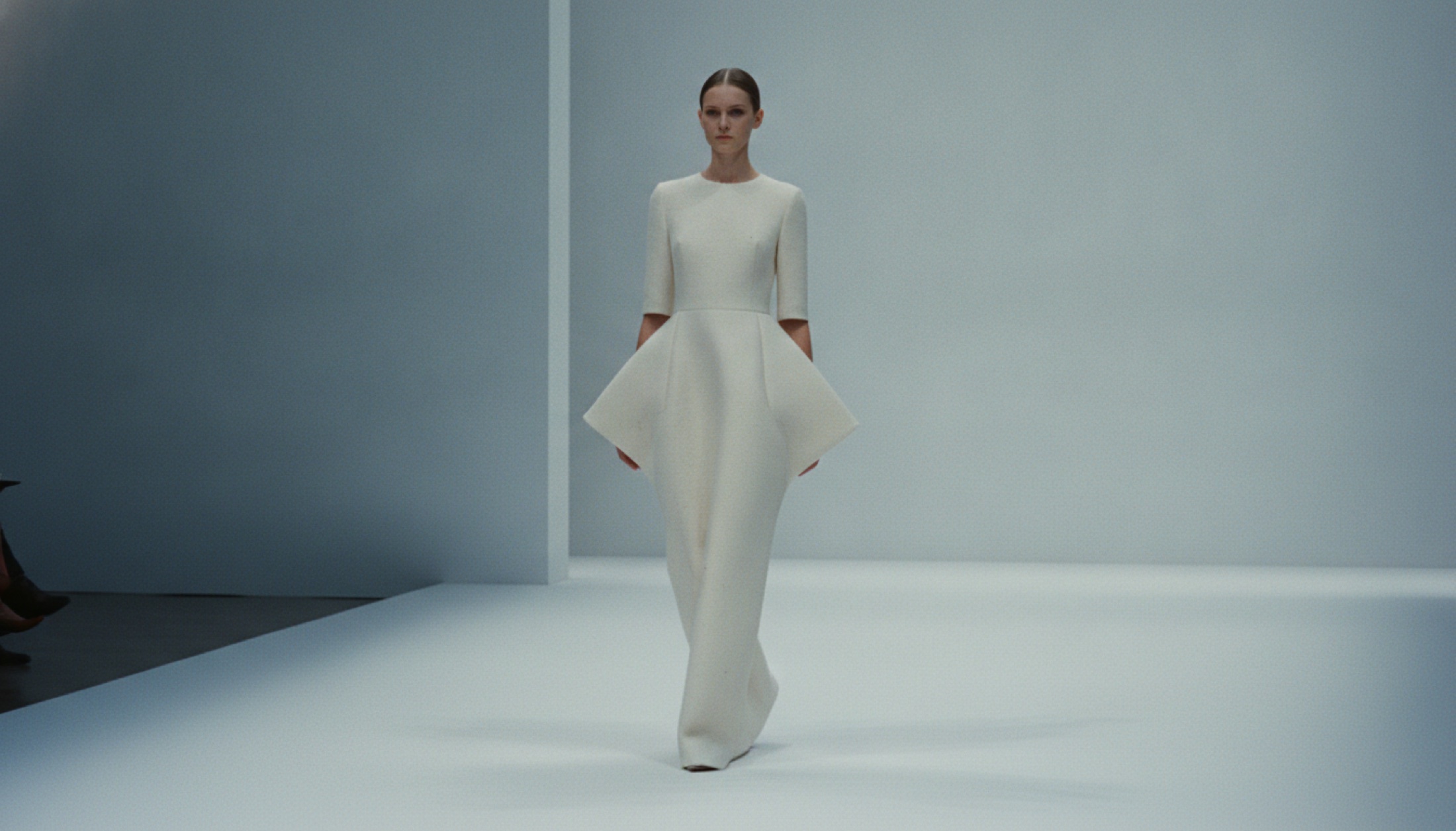 Balenciaga Fall 2026 Couture pistte yapısal trapez silüetli bir elbise
