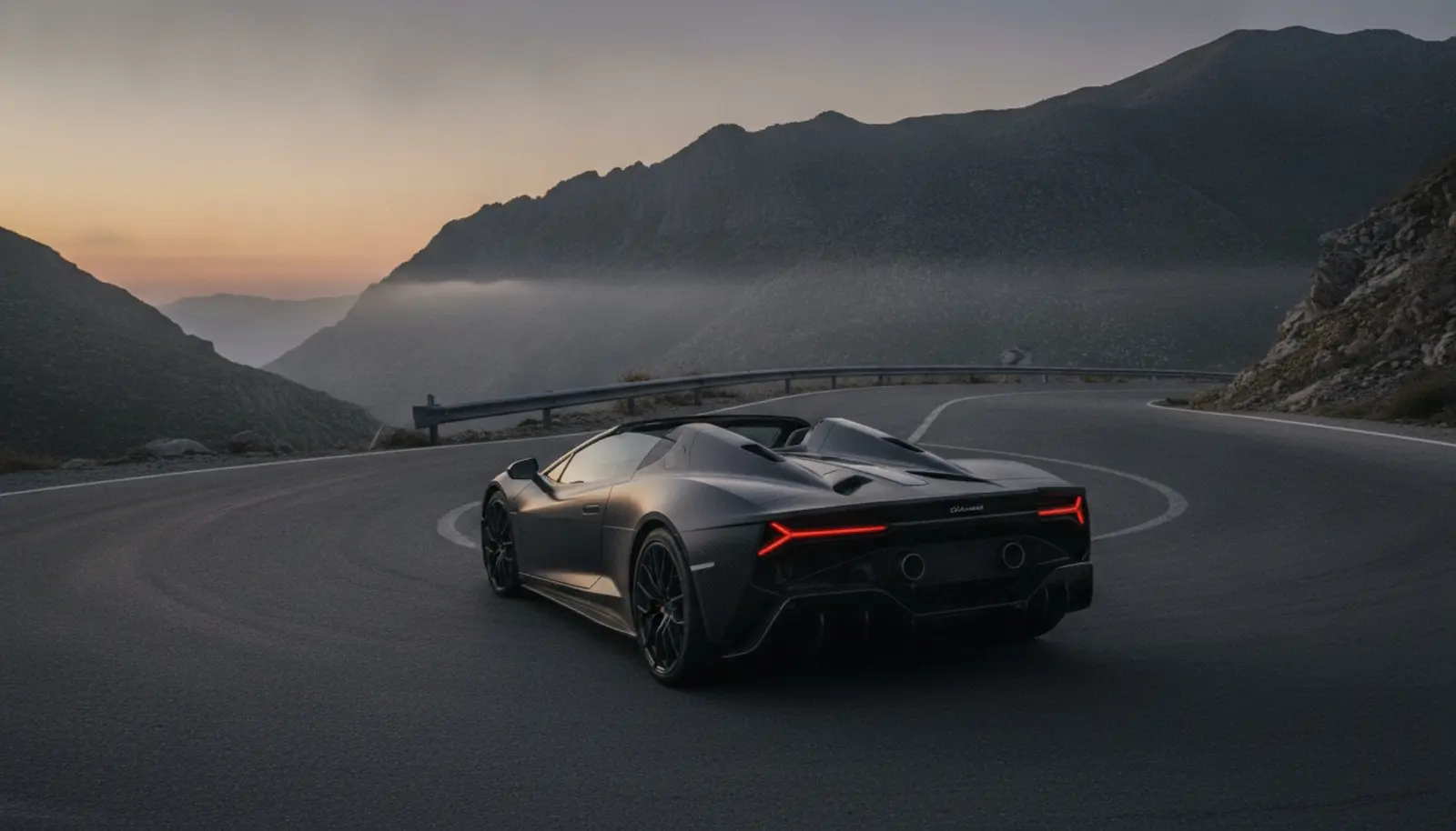 Lamborghini Revuelto Roadster, dağ virajında alçak açıdan çekilmiş, karbon fiber gövde, çatısız.
