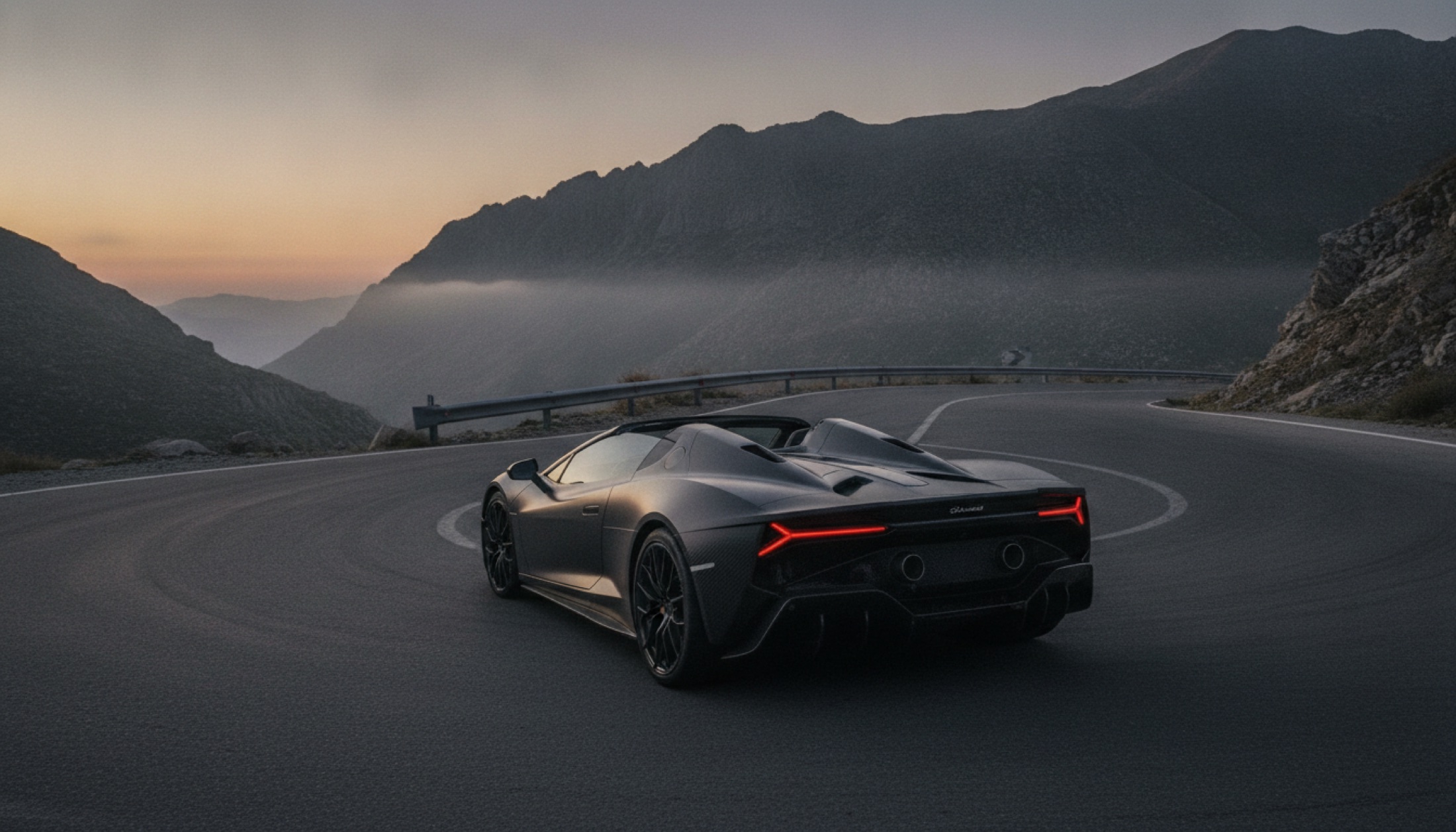 Lamborghini Revuelto Roadster, dağ virajında alçak açıdan çekilmiş, karbon fiber gövde, çatısız.