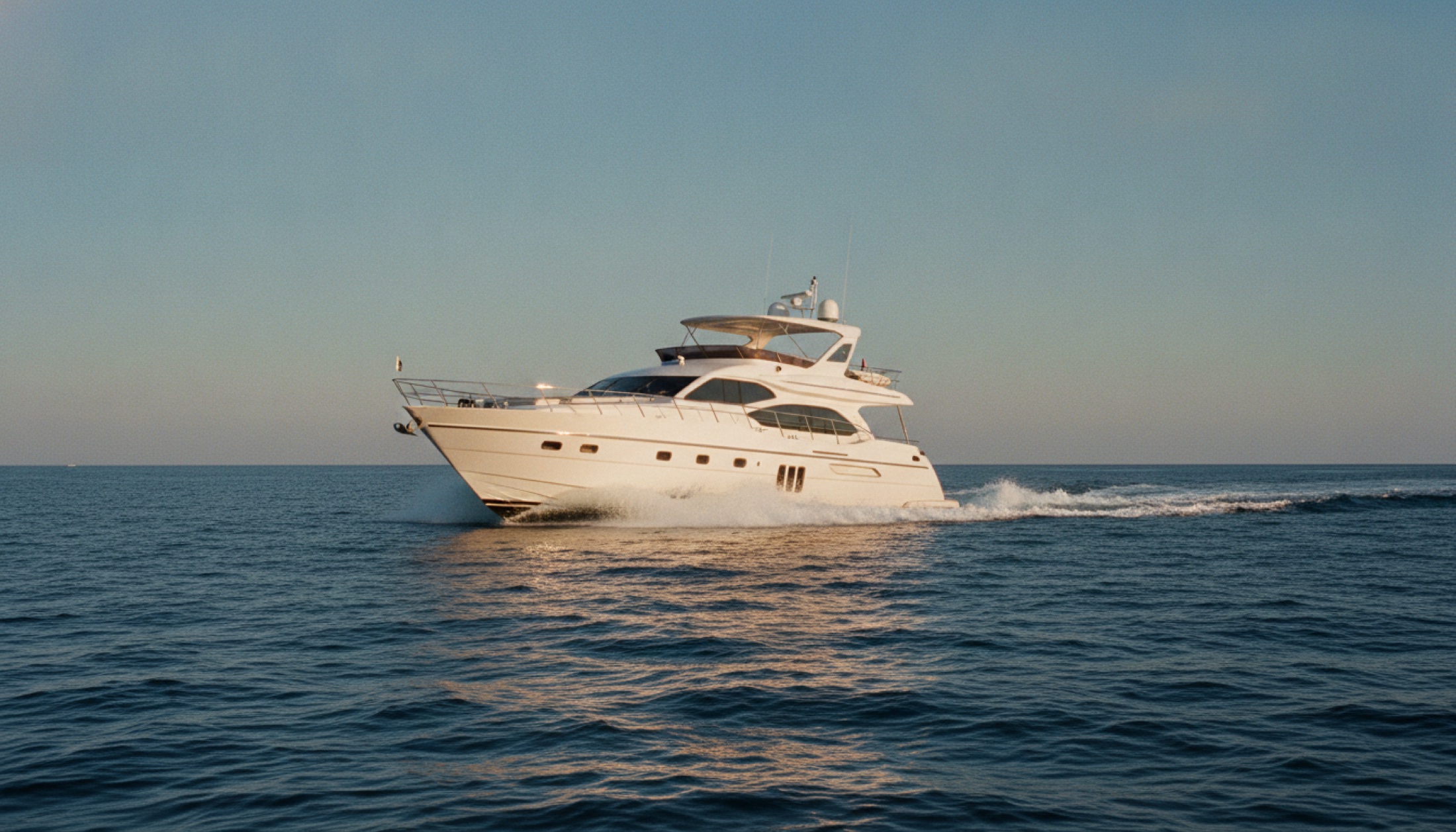 Riva 96 Argo Super flybridge motor yat La Spezia sularında seyir hâlinde
