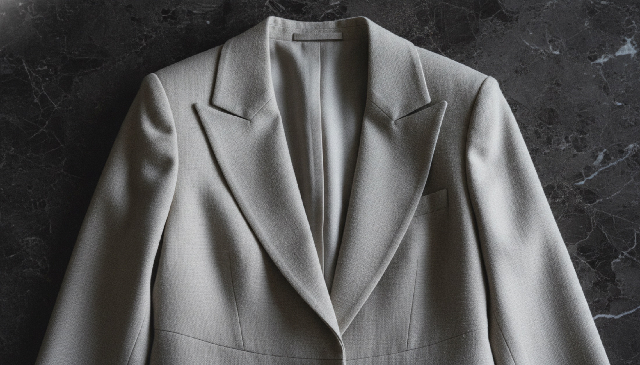 Armani Privé AW26 couture ceket detayı — yumuşak omuz yapısı ve kumaş dokusu