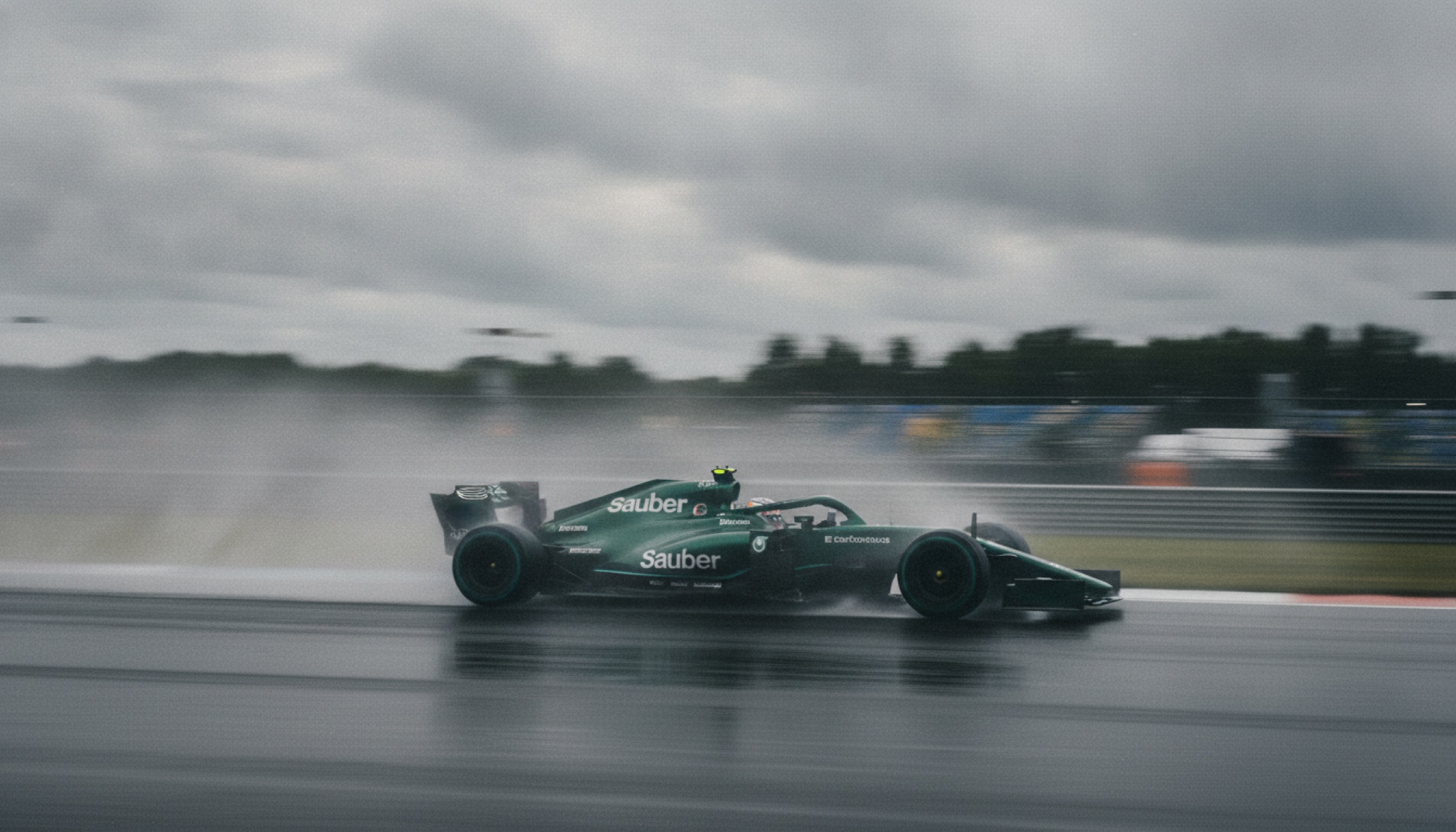 Yağmurlu Silverstone pistinde bir Formula 1 aracının dramatik geçişi