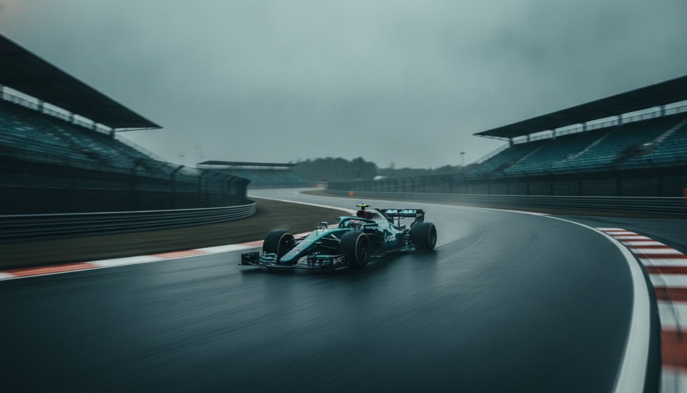 Spa-Francorchamps'ta Raidillon virajını geçen bir Formula 1 aracının dramatik düşük açı görüntüsü