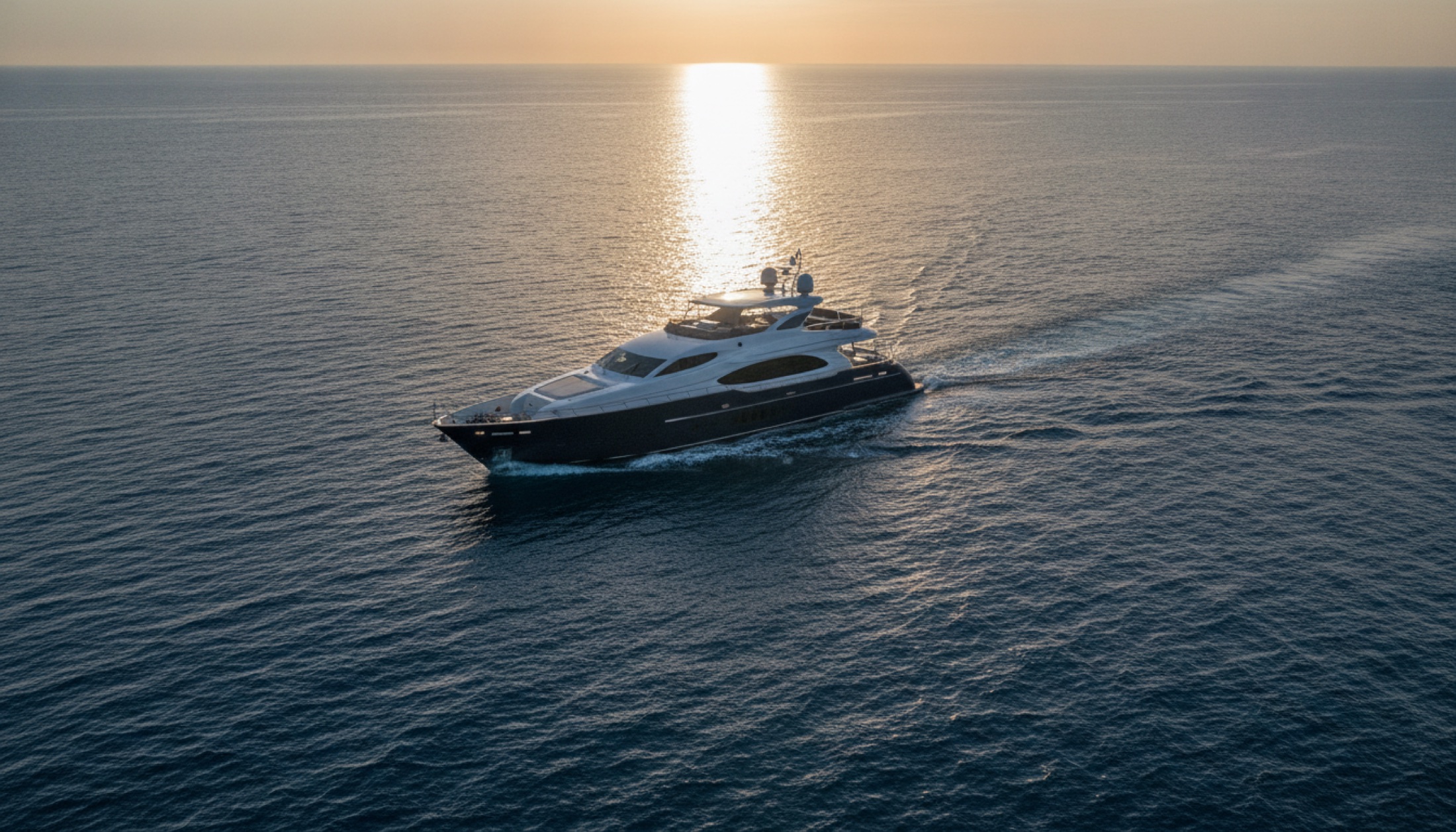 Sunseeker 94 Yacht açık denizde seyrediyor, temiz ve akıcı İngiliz tasarım profili öne çıkıyor